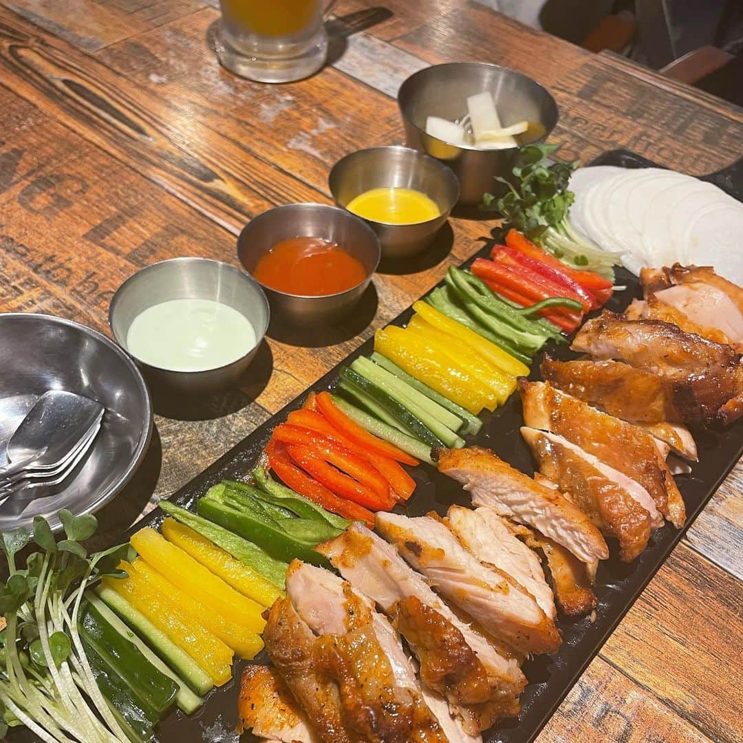 山﨑愛麻のインスタグラム：「⠀  ずっと気になってたダオルチキン！  オーブンで焼いたチキンを甘酢の大根に巻いて食べます🥙 3種類のディップで味変もできて 野菜もたくさん摂れて 永遠食べられる気がしました😌✨  そして韓国料理屋さんにきたら 高確率でチーズボールと韓国のおにぎりチュモッパを 頼んじゃいます🫶🏼  お店はおしゃれで料理は美味しくて 最高でした！😽🩷  ⠀  ⠀  ⠀  #daol#ダオル#ダオルチキン# ＃韓国料理＃韓国チキン#チヂミ#ヤンニョムチキン#新大久保グルメ#新大久保#新大久保居酒屋」