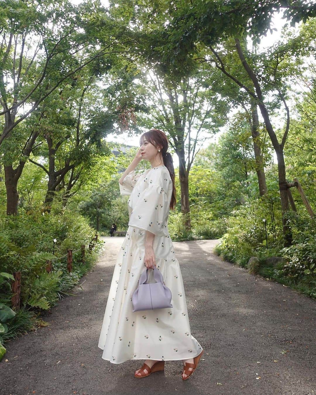 黒坂優香子のインスタグラム：「🌿🫧  少し前の📷  セットアップ　@cadune_official  バッグ　@polene_paris  ヘアリボン　@chapeaud_o  サンダル　@hermes   まだまだ暑い毎日だけど、 秋服が着たいから早く涼しくなってほしいなぁ。  ヘアリボンのオリーブっぽいカラーも、 セットアップもお気に入り♡  POLENEのバッグはベーシックなカラーと悩んだんだけど、ライラックに♡ 秋冬服と合わせるのも楽しみ♡」