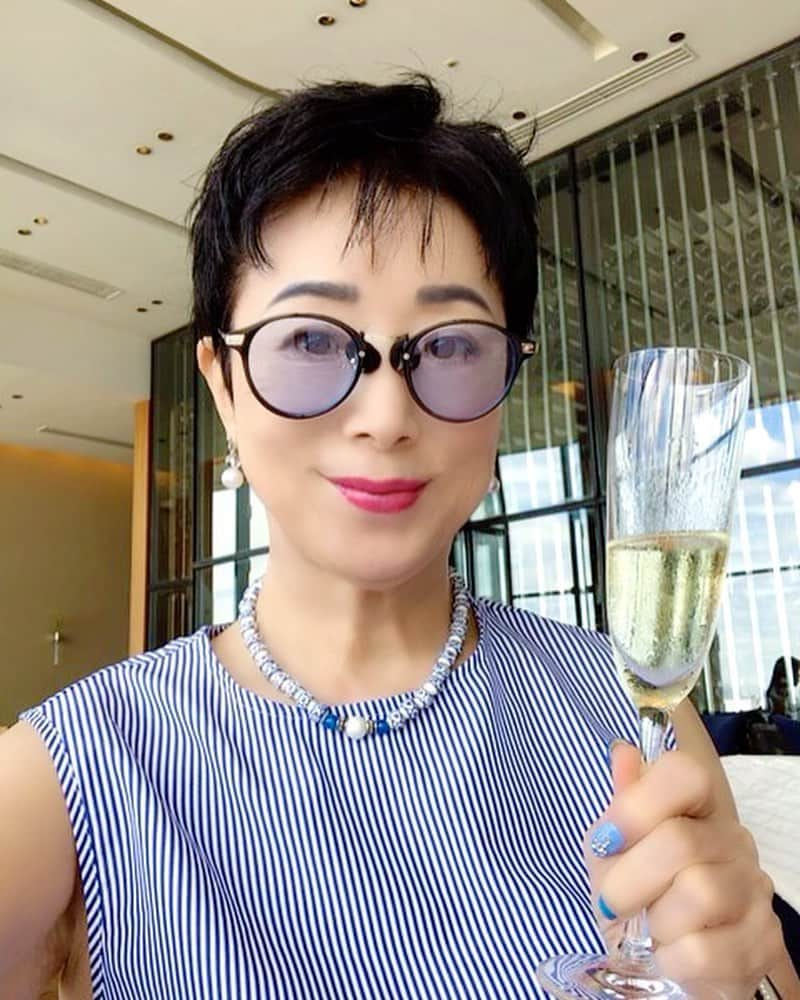 小川知子さんのインスタグラム写真 - (小川知子Instagram)「遅ればせ誕生日会🎂  忙しい夫君 毎年なかなか誕生日には一緒に食事が出来ない。  今日も外での誕生日会をして、早々に出張へ。 お疲れ様です！  妻さんはお腹いっぱいなので運動がてらあちこち散歩🚶🏻‍♀️  まだ暑いですよね〜。 １１月頃まで暑いという予報もあって恐ろしい。 店頭には早々と秋物が陳列されているけど、みんな口々に「まだ暑いからねー」と言ってスルーしていました。  お天気に左右される業界は大変ですねー。  #遅ればせ誕生日会  #フレンチイタリアン  #まだ暑いですよね  #小川知子」9月11日 18時31分 - tomoko_ogawa_