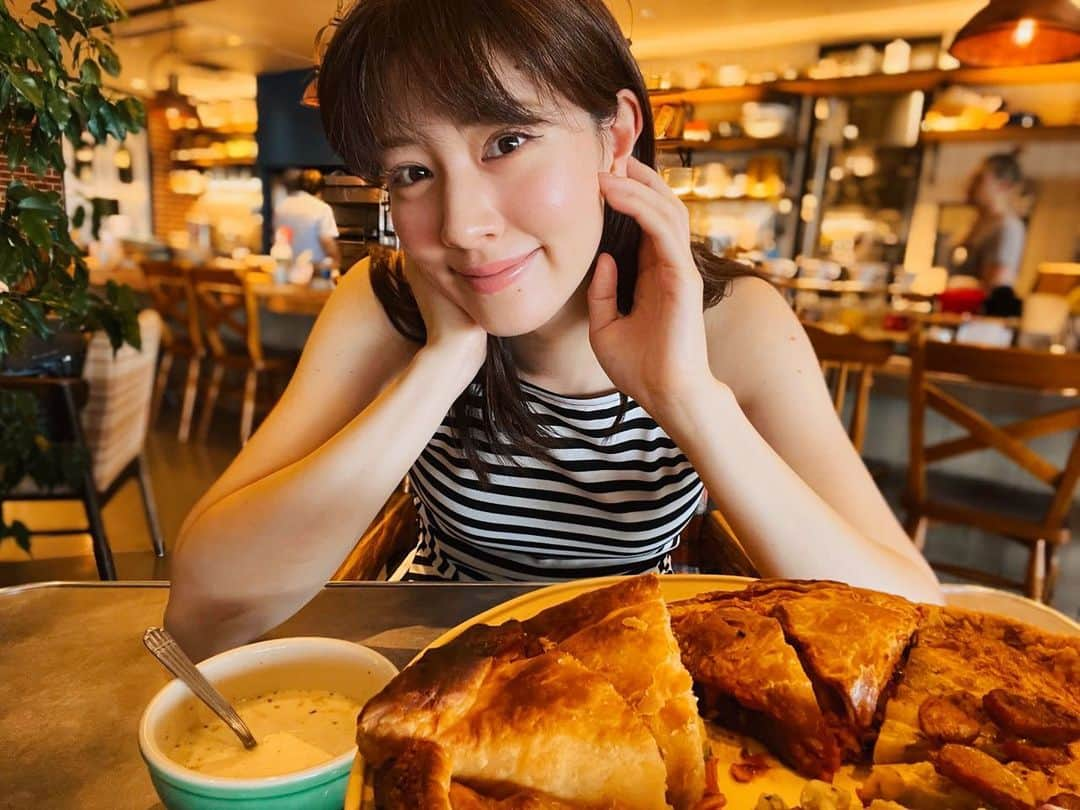 岡本杏理さんのインスタグラム写真 - (岡本杏理Instagram)「・ 母ともりっもりなランチ🥧♡ みなさま夜はインスタライブで〜！」9月11日 17時04分 - anri_okamoto