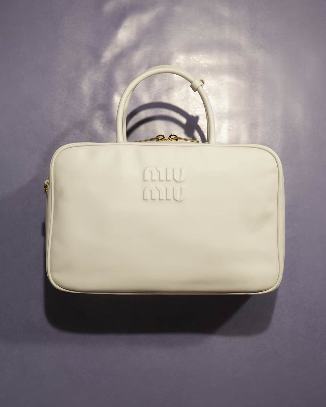 Miu Miuさんのインスタグラム写真 - (Miu MiuInstagram)「Miu Miu bag featuring a smooth design and urban aesthetic.   Photographed by @AlmLibera. Creative direction by @EdwardQuarmby. Styled by @LottaVolkova.  #MiuMiuLIVE #MiuMiuFW23」9月11日 17時00分 - miumiu