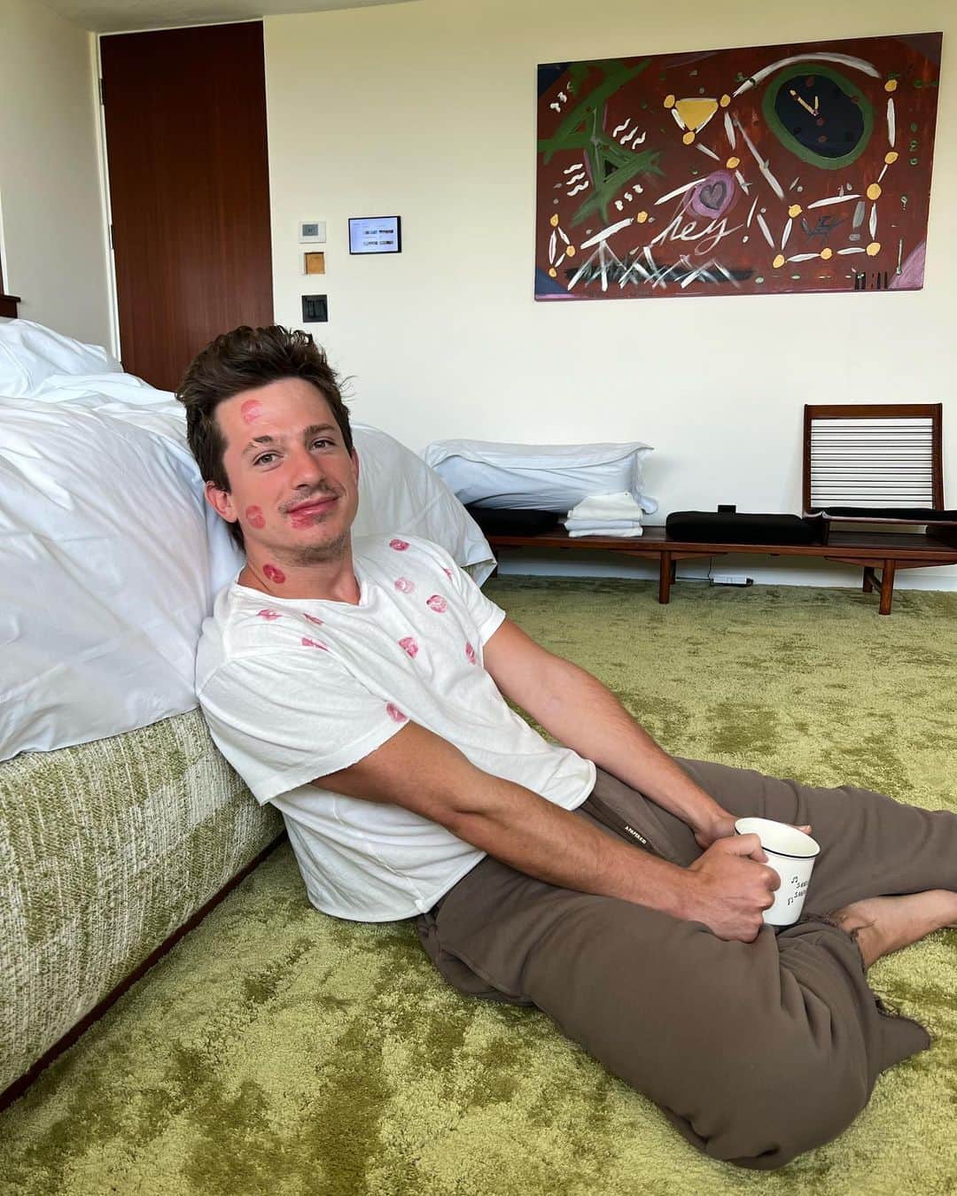 ワーナーミュージック・ジャパン洋楽のインスタグラム：「【Charlie Puth】 新曲「Lipstick」をリリース✨ 口紅で恋人を独り占め、皆さんの好きな口紅の色を教えて💄  #チャーリープース の色気も魅力もたっぷりの新曲💗 楽曲リンクはストーリーズ/ハイライトに✍️💋🎧  #CharliePuth #Lipstick #洋楽 #洋楽好きと繋がりたい」