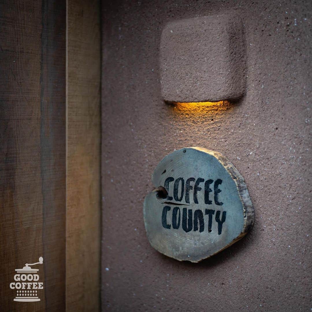 goodcoffeemeのインスタグラム：「. ☕️ Good Coffee Crew Recommend Shop Info ☕️  【COFFEE COUNTY Tokyo ／ 東京・池ノ上】  GC Crew：@tomo__110 「焙煎大会等々で数々の輝かしい経歴を誇るオーナーの森 崇顕さんがロースター兼バリスタを務める福岡、久留米のコーヒーロースター『COFFEE COUNTY』が世田谷の池ノ上駅や下北沢駅から近い場所で路面店として『COFFEE COUNTY Tokyo』を今年6月末にオープンされました。 その東京の店舗では、森さんが信頼するバリスタさん達が、森さんが追求しているコーヒーを提供しています。 東京にオープンしてからの数日は、森さんご自身がコーヒーを提供するとあって、バリスタの方やコーヒーラバーの方が多く訪れ、森さんご自身が行列の切れ目が見えるまで、コーヒーを淹れ続けていたそうです。  そんなCOFFEE COUNTY Tokyoのコーヒーはなんと言ってもナチュラルワインのような香りと味わいのものが多く、「コーヒー=苦い」の概念を感じさせません。また、コーヒーに合わせた焼き菓子も素敵で、ブラジリアンプリンやカヌレ等も人気です。その中でも特にオススメしたいのは、幡ヶ谷の有名店『Kasiki』のアイスクリームを使ったシューアイスです。  これらの焼き菓子とコーヒーをまるでヨーロッパのワイナリーのような店内で楽しめば、ワインカーブでナチュラルワインを楽しんでいるかのような気分になれるはずです。 皆さんもそんな素敵なお店に一度、訪れてみてはどうでしょうか？」  — 📍東京都世田谷区北沢1-30-3 ホーメンス北沢 🕘11:00〜19:00  🗓定休日：月曜日 —」