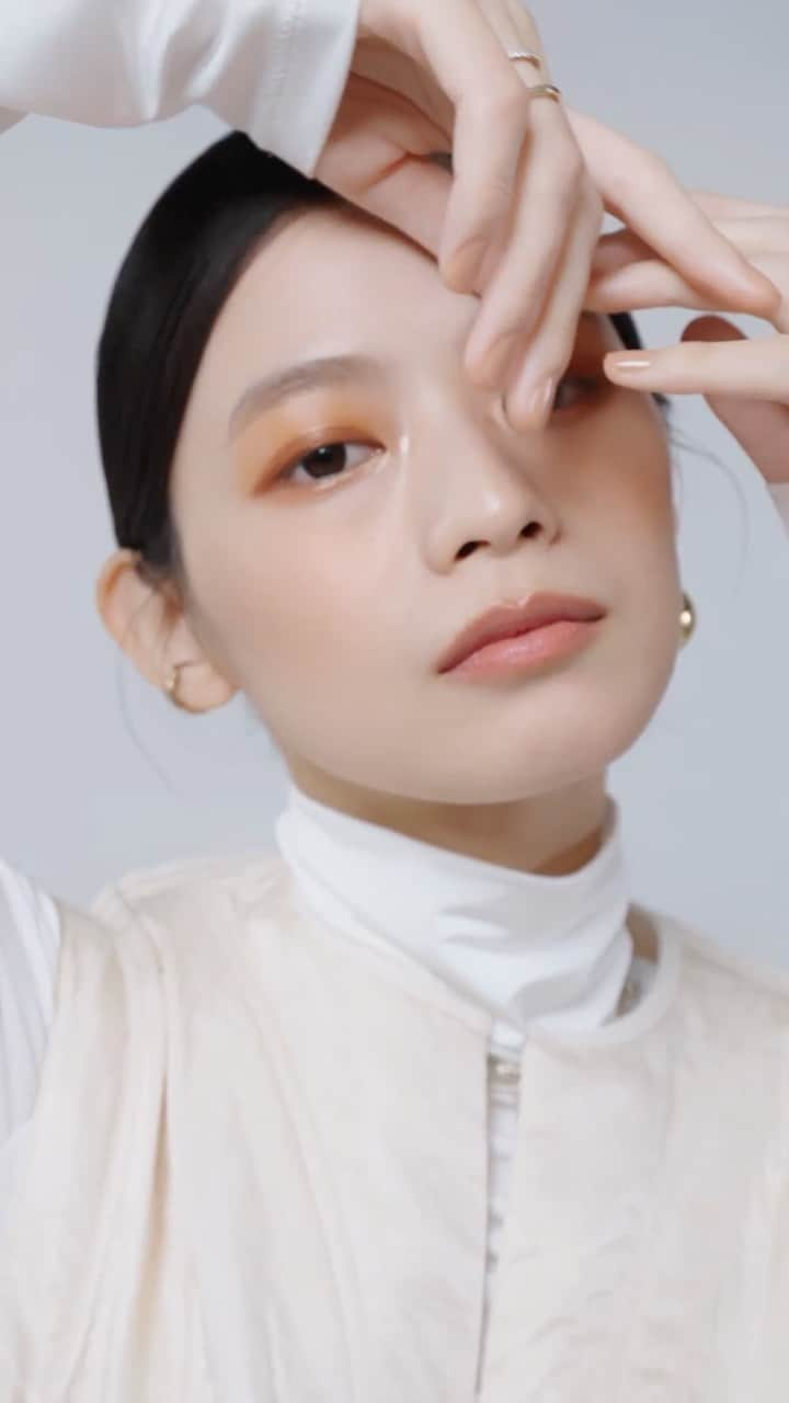 SUQQU公式Instgramアカウントのインスタグラム：「The spectrum of reflection’s orbit of light is reflected directly on the eyes and the cheeks. With a palette that can be used in various ways to project color, light, and shadow around the eyes and the cheeks as desired, enjoy makeup without constraints, and emit your own unique orbit of light.  20th ANNIVERSARY EYE & BLUSH COMPACT 101 -TOUKOUGASANE [limited color]  20th ANNIVERSARY FACE COMPACT 103 -SUKITSUYA [limited color] COMFORT LIP FLUID FOG 111 -OUBAIMATOI [limited color in 20th ANNIVERSARY LIP KIT] THE FOUNDATION THE LOOSE POWDER  乱反射の「光の軌道」を目元に、頬に。 多様な使い方ができ、彩り・光・影を目元、頬に思いのままに映すパレットで、 何にもとらわれることなくメイクを愉しみ、あなただけの光の軌道を放って。  20th アニバーサリー アイ ＆ ブラッシュ コンパクト101 橙光重 -TOUKOUGASANE [限定色]  20th アニバーサリー フェイス コンパクト 103 透艶 -SUKITSUYA[限定色] コンフォート リップ フルイド フォグ 111 桜梅繚 -OUBAIMATOI [20th アニバーサリー リップ キット内 限定色] ザ ファンデーション ザ ルース パウダー  #SUQQU #スック #jbeauty #cosmetics #SUQQU20th #SUQQUcolormakeup #フェイス コンパクト #アイ＆ブラッシュコンパクト #SUQQU20thAnniversary」