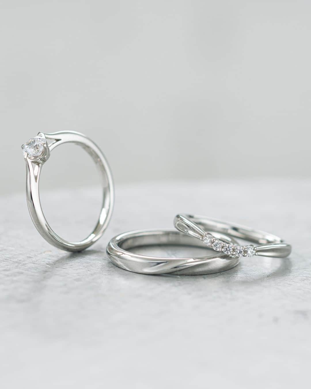 婚約・結婚指輪のI-PRIMO（アイプリモ）公式アカウントのインスタグラム：「ブライダルリングに求められる「永久性」を 美しいデザインに昇華したアイプリモのリング。  光をしっかり取り込む石座や極小の爪といったディテールへのこだわりや 永く寄り添える確かなつくりの緻密なバランスが、 ダイヤモンドを最大限に輝かせます。  おふたりの一生ものだからこそ、 細部にも妥協することなく、熟練の職人がひとつひとつ丁寧に製作しています。  ＜婚約指輪＞antiare #アイプリモ_アンティアーレ ＜結婚指輪＞justia #アイプリモ_ジャスティア  ーーーーー ▼アイプリモでは、ご好評のパーソナルハンド診断®を体験いただけます。 ご希望の方はホームページより来店予約をいただくとスムーズにご案内いたします。 @iprimo_official ーーーーー  #iprimo #アイプリモ #婚約指輪 #エンゲージリング #結婚指輪 #マリッジリング」