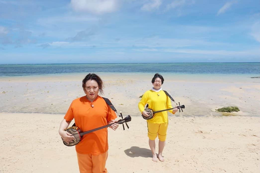 バービーさんのインスタグラム写真 - (バービーInstagram)「温泉同好会in 沖縄🌺 今年の夏もみんなで笑った笑った😂  沖縄居酒屋行ったら、一緒に沖縄民謡歌えるから、最高の一芸を手に入れた🫶」9月11日 17時06分 - fallin.love.barbie