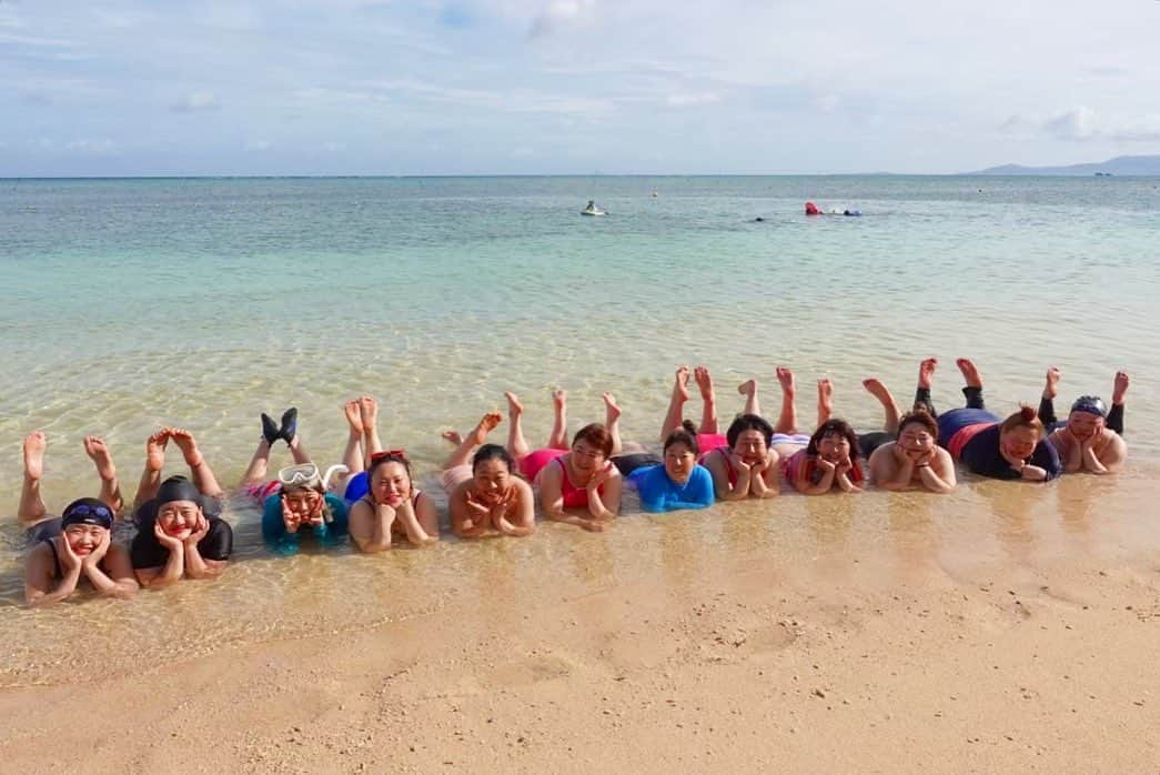 バービーさんのインスタグラム写真 - (バービーInstagram)「温泉同好会in 沖縄🌺 今年の夏もみんなで笑った笑った😂  沖縄居酒屋行ったら、一緒に沖縄民謡歌えるから、最高の一芸を手に入れた🫶」9月11日 17時06分 - fallin.love.barbie