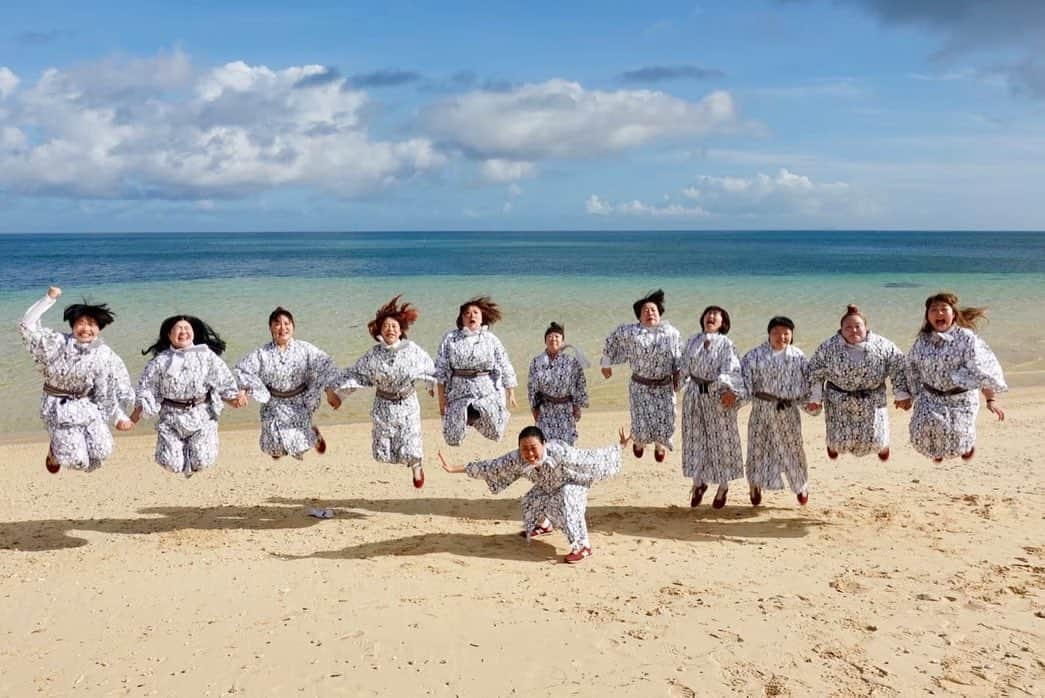 バービーのインスタグラム：「温泉同好会in 沖縄🌺 今年の夏もみんなで笑った笑った😂  沖縄居酒屋行ったら、一緒に沖縄民謡歌えるから、最高の一芸を手に入れた🫶」