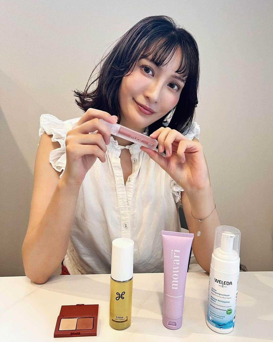 ANNA 杏奈さんのインスタグラム写真 - (ANNA 杏奈Instagram)「┈┈┈┈┈┈┈┈┈┈┈┈┈┈┈┈┈┈┈┈ ロフトコスメフェスティバル2023AW @loft_cosme ┈┈┈┈┈┈┈┈┈┈┈┈┈┈┈┈┈┈┈┈  ロフトコスメフェスティバル2023AW-1st-に参加して、気になった商品をレビュー🗒ᝰ✍️  ----------------------------------------------------------  ・ @ettusaisjp  この秋新色で、 肌馴染みが良いレッドブラウンが可愛い🍂 ラメもさりげなくキラキラ🤩 秋はヘアカラーも暖色系な人が多いから赤系のメイクは合うからオススメ☝️✨  ----------------------------------------------------------  ・ @mowari くせ毛が気になる人のスタイリング剤💁✂ 会場では、エザキヨシタカさんのトークショーもバッチリ聞いてきたよ💡  くせ、うねりで悩んでる人は結構いるのと、 クセがスタイリングする上で邪魔になったりする！  風呂あがりドライヤー前に コテで巻く前につける だけで、もわっと感がなくなるよ☝️ それでいてベタつかない、サラサラ感💓  ----------------------------------------------------------  ・ @weleda_japan  低刺激で肌にやさしいフォームタイプの洗顔料𓂃◌𓈒𓐍 泡立てるのが面倒臭い私にはめちゃくちゃ嬉しい🤣朝の洗顔に使ってるよ☝️ 洗い上がりは突っ張らず毛穴が引き締まるイメージ！ フレッシュな柑橘系の香りがするよん🍊🍈🍉  ----------------------------------------------------------  ・ @liese_official_jp リーゼのサロン質感ヘアオイル☝️ 4つのタイプがあって、 私が使っているのは少しウェットな感じのタイプ！ スタイリングオイルなのに、ちゃんと ダメージ補修、熱からも守ってくれるのは嬉しい☺️  ----------------------------------------------------------  ・ @muice_official プティント　05 ラズージュ  みずみずしく潤い色持ち続く輝くツヤティント💄 潤いがなくなってもティント効果で💋に色はちゃんと残るのが嬉しいポイント☑️ 保湿力もばっちり👌  ----------------------------------------------------------  私が実際に会場に行って気になったものを 書かせて頂きました❤️ ロフトで発売中なので、是非見てみてください😘 . . . . #ロフト展示会 #ロフトのコスフェス #ロフトコスメ #PR #weleda #ヘアオイル #ティント #muice #liese #リーゼ #スキンケア #洗顔 #洗顔フォーム  #コスメ #化粧品 #mowari #くせ毛 #エテュセ」9月11日 17時47分 - anna_maria_end18