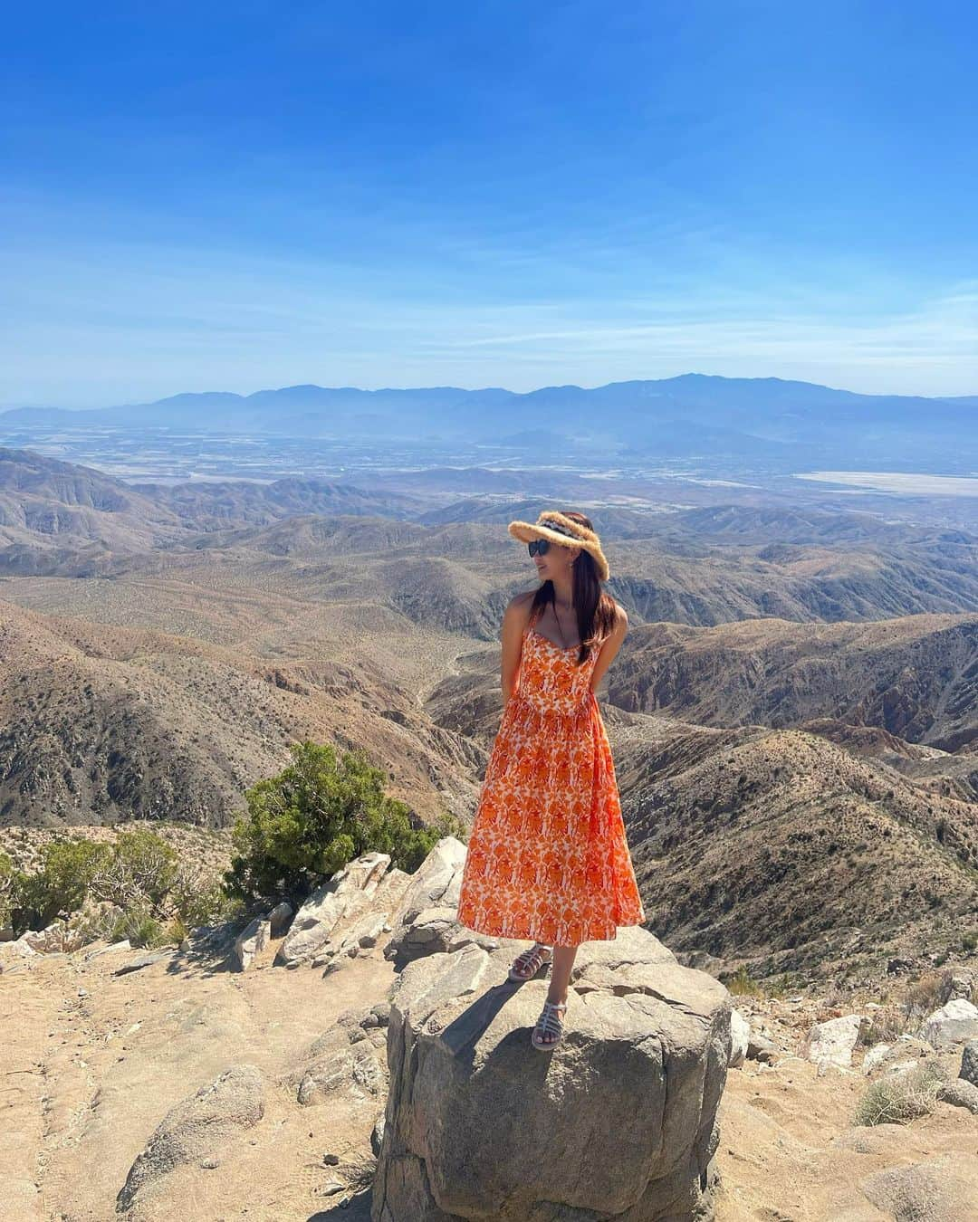 イ・ダヘさんのインスタグラム写真 - (イ・ダヘInstagram)「Heaven is under our feet as well as over our heads⭐️  #HenryDavidThoreau #beautiful #environment #joshuatree #joshuatreenationalpark」9月11日 17時09分 - leedahey4eva