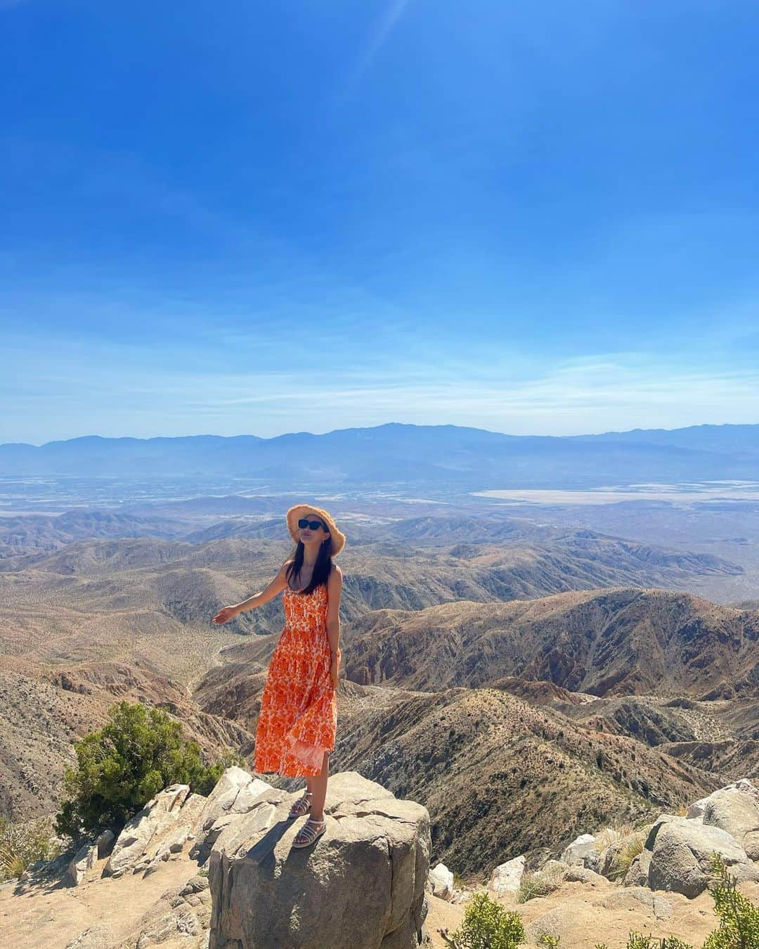 イ・ダヘさんのインスタグラム写真 - (イ・ダヘInstagram)「Heaven is under our feet as well as over our heads⭐️  #HenryDavidThoreau #beautiful #environment #joshuatree #joshuatreenationalpark」9月11日 17時09分 - leedahey4eva