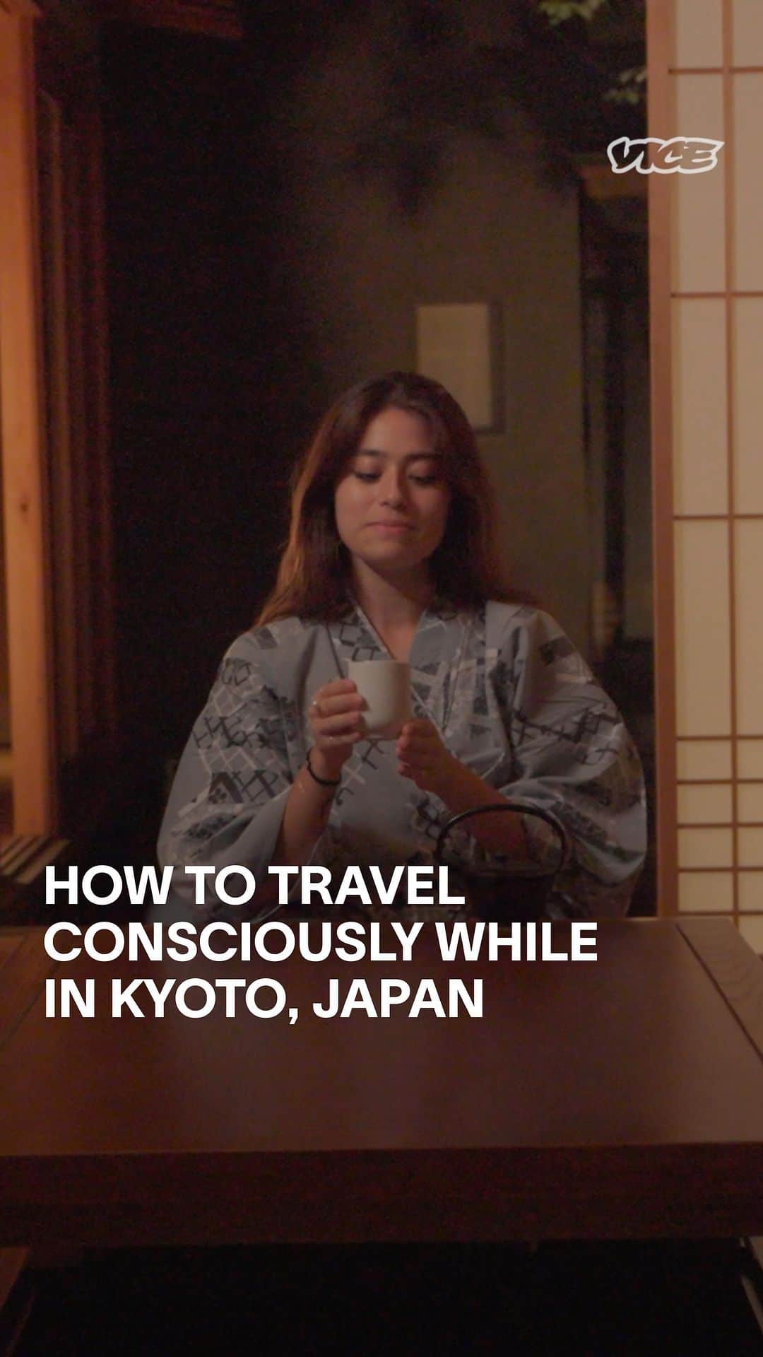 のインスタグラム：「サステナブルに旅をすることは簡単ではないかもしれませんが、全ては最初の一歩から始まります。魅力的な町家（町屋）を訪ねれば、京都の奥深い伝統と不朽の魅力を垣間見ることができるでしょう。  歴史の宝庫、〈京都〉でサステナビリティな冒険をしてみませんか？  VICE Guide To (Conscious) Travelでは、ホストが環境に配慮した旅のアドバイスを提供するとともに、人と地球に優しい、そして地域の自然や文化を活かした〈サステナブルツーリズム〉をレポート。  全編は @vicejapan YouTubeで公開中！プロフィールのリンクからご覧いただけます🔗」
