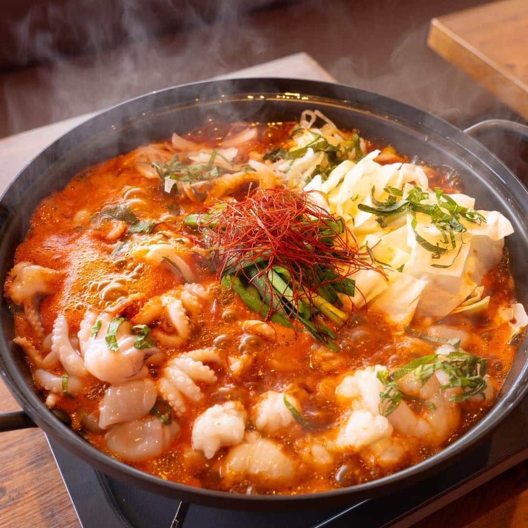 アクアシティお台場/AQUA CiTY ODAIBAさんのインスタグラム写真 - (アクアシティお台場/AQUA CiTY ODAIBAInstagram)「東京発のスタイリッシュな韓国料理が楽しめる｢ポッポコリヤ｣。  爽やかなブルーハワイ味のスムージー｢青空｣や、本格韓国料理｢ナッコプセ｣など、様々なお料理をいただけます😋 スイーツメニューも豊富なのがうれしいですね✨  ピンク色の可愛い店内には映えるスポットがたくさん！ テイクアウトOKの韓国スイーツをオーダーして、店内での撮影も楽しんで🫶🏻  場所：6F  ポッポコリヤ  #ポッポコリヤ #韓国料理 #韓国スイーツ #映えスイーツ #お台場カフェ #odaiba #odaibatrip #odaibatravel #japantrip #tokyotrip #tokyotravel #japantravel #visittokyo #일본여행 #도쿄여행 #アクアシティ #アクアシティお台場 #お台場 #東京 #tokyo」9月11日 17時11分 - aquacity_odaiba_official