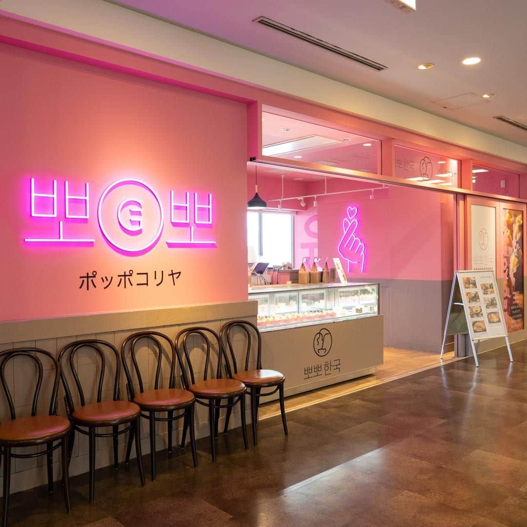 アクアシティお台場/AQUA CiTY ODAIBAのインスタグラム：「東京発のスタイリッシュな韓国料理が楽しめる｢ポッポコリヤ｣。  爽やかなブルーハワイ味のスムージー｢青空｣や、本格韓国料理｢ナッコプセ｣など、様々なお料理をいただけます😋 スイーツメニューも豊富なのがうれしいですね✨  ピンク色の可愛い店内には映えるスポットがたくさん！ テイクアウトOKの韓国スイーツをオーダーして、店内での撮影も楽しんで🫶🏻  場所：6F  ポッポコリヤ  #ポッポコリヤ #韓国料理 #韓国スイーツ #映えスイーツ #お台場カフェ #odaiba #odaibatrip #odaibatravel #japantrip #tokyotrip #tokyotravel #japantravel #visittokyo #일본여행 #도쿄여행 #アクアシティ #アクアシティお台場 #お台場 #東京 #tokyo」