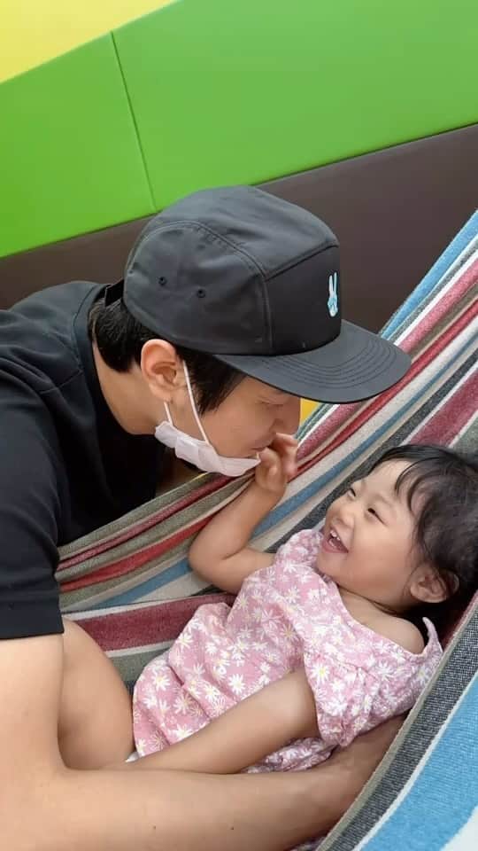 ユン・ソイのインスタグラム：「I ❤️U #아빠와딸#22개월아기#육아소통」