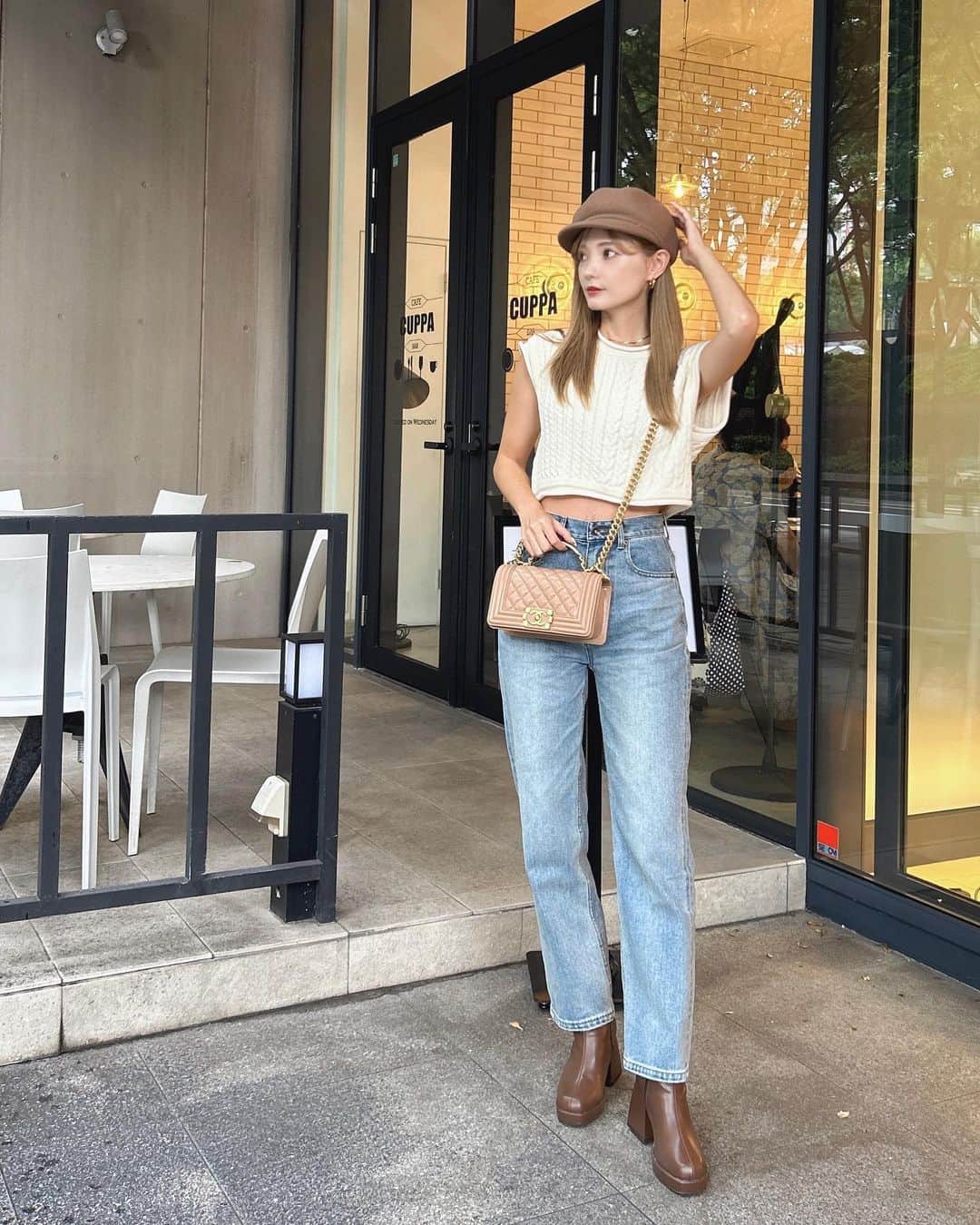 のインスタグラム：「.  友達とランチの日のコーデ🌼 デニムにショートブーツ好き🤎 デニムは @tothesea_hawaii 🐚  海辺に捨てられたペットボトルから 作られたポリエステルを使用している ECOでサスティナブルなデニム👖✨  ヴィンテージ調で可愛い シルエットも綺麗〜❣️  #totheseahawaii #denim #秋コーデ #デニムコーデ」