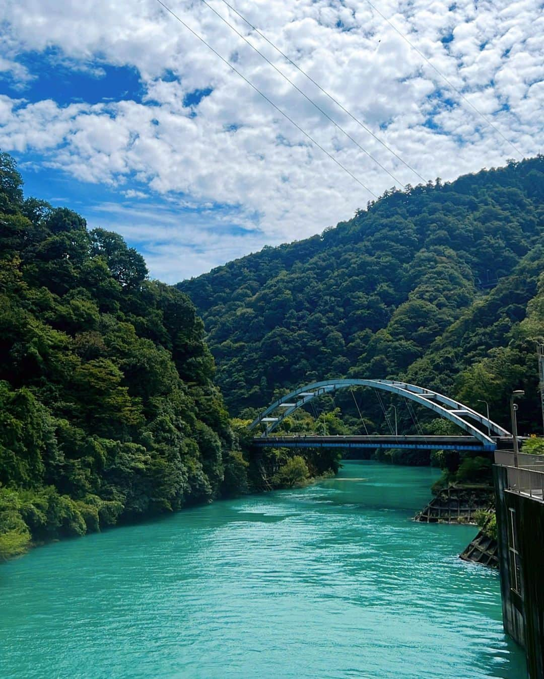 ほのかさんのインスタグラム写真 - (ほのかInstagram)「昨日ふと思ったこと🏍️💭  私はバイクほぼ初心者みたいなものだし、 ぜんぜん乗れてないし、運転も下手っぴです🤕 いろんなバイクに乗ってみて思うのは、 やっぱり車種によって足つきも車高も違って、 このCBは私にとって重いしとっても大変です！ 坂道発進も、峠も、カーブも、バックも、 高速道路の渋滞も、とってもしんどいです！ 腕がパンパンになります💪 それでも手伝ってくれたり、 気遣ってくれる仲間がいるから、 日々安全に乗れてるんだと思います！🩷😌 バイクは簡単に乗れる乗り物じゃないし、 みんな命と時間をつかって乗ってるってことを、 忘れないでいてほしいです。  そんでもって苦手は悔しいから練習しようと思います🔥😠  #おかえり#ピカピカ #cb1000r#BlackEdition #bike#rider#バイク  #人は一人じゃ生きられない  あ、昨日は道志ツーリングでした🌳 #たまごさんど#オギノパン#宮ヶ瀬ダム #花の都公園#忍野八景#大石公園  個人的に感動だったのは宮ヶ瀬ダムです🏞️  これからバイクが楽しい季節だけど、 皆様ご安全に🙏✨」9月11日 17時22分 - honokaaa1202