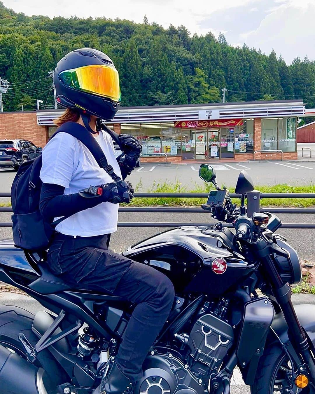 ほのかのインスタグラム：「昨日ふと思ったこと🏍️💭  私はバイクほぼ初心者みたいなものだし、 ぜんぜん乗れてないし、運転も下手っぴです🤕 いろんなバイクに乗ってみて思うのは、 やっぱり車種によって足つきも車高も違って、 このCBは私にとって重いしとっても大変です！ 坂道発進も、峠も、カーブも、バックも、 高速道路の渋滞も、とってもしんどいです！ 腕がパンパンになります💪 それでも手伝ってくれたり、 気遣ってくれる仲間がいるから、 日々安全に乗れてるんだと思います！🩷😌 バイクは簡単に乗れる乗り物じゃないし、 みんな命と時間をつかって乗ってるってことを、 忘れないでいてほしいです。  そんでもって苦手は悔しいから練習しようと思います🔥😠  #おかえり#ピカピカ #cb1000r#BlackEdition #bike#rider#バイク  #人は一人じゃ生きられない  あ、昨日は道志ツーリングでした🌳 #たまごさんど#オギノパン#宮ヶ瀬ダム #花の都公園#忍野八景#大石公園  個人的に感動だったのは宮ヶ瀬ダムです🏞️  これからバイクが楽しい季節だけど、 皆様ご安全に🙏✨」