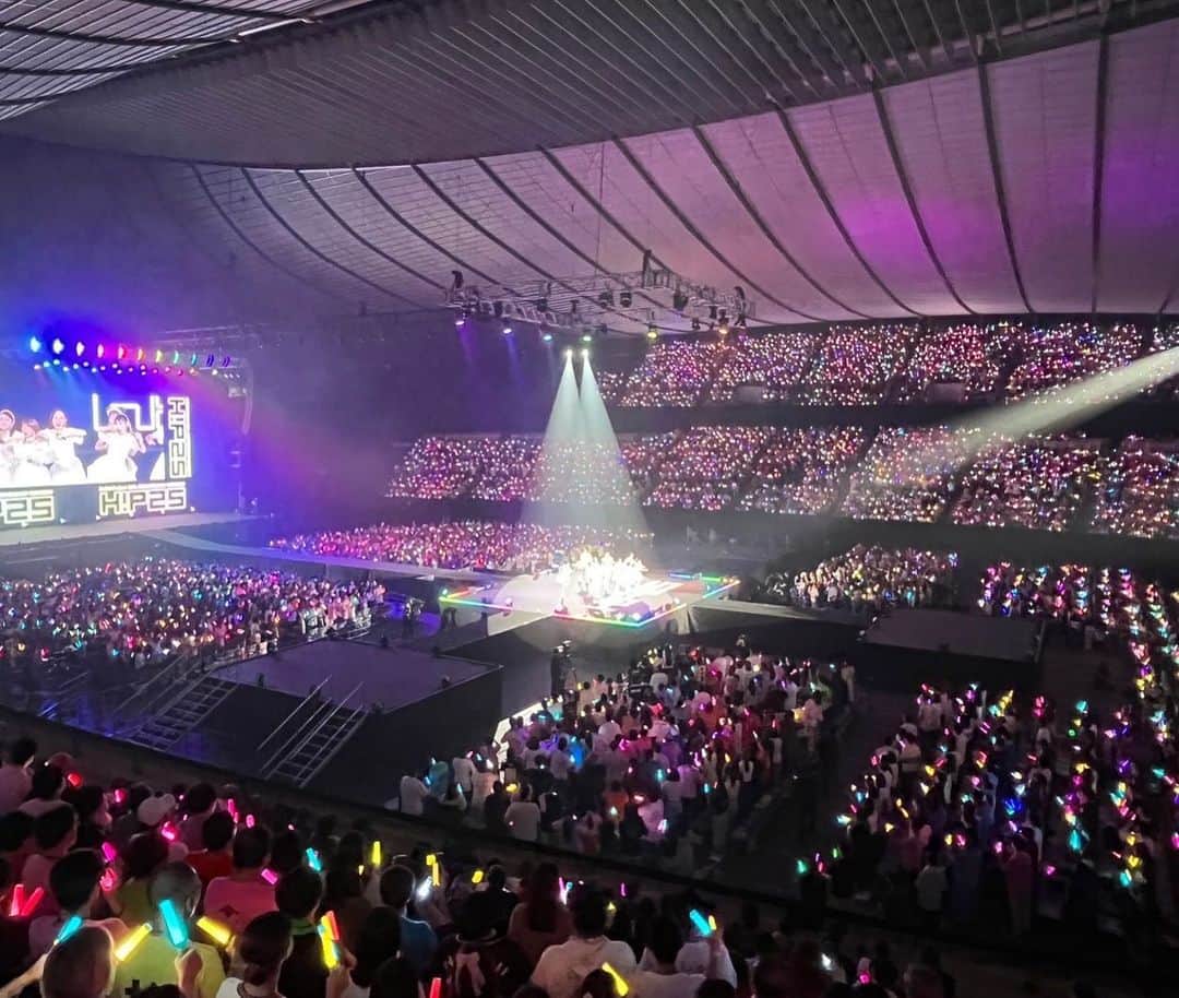 矢口真里のインスタグラム：「夢のような空間。 ハロプロの２５周年LIVE。 めちゃくちゃ盛り上がりました✨ こんなにも素敵なステージにまた立てる日が来るとは思っていませんでした。  来てくれた皆さん。 最高の景色を見せてくれて 本当にありがとうございました✨  大音量の声援。 キラキラの笑顔。 ペンライトや懐かしいうちわや、 Ｔシャツも沢山見えました。 そして涙。  OGや後輩たちと一緒のステージは、 ただただ楽しくて幸せ過ぎる場所でした。  つんくさんの楽曲と夏先生のダンス。 沢山の宝物をいただけて、 改めて私達はなんて幸せ者なんだろうと 噛み締めながら歌いました。  ４０歳だけど、 恥ずかしがらずにミニモニ。やりました！！ 泣かずにタンポポもやりきりました！！ モーニングも全力で踊って歌いました！！ ２５周年を 最高の形で迎える事が出来ました🥹✨  いつも応援してくれている皆さん。 来てくれた皆さん。 配信を見てくれた皆さん。 最高のステージを作ってくれた沢山のスタッフさん。 いつも優しく楽しいマキ先生。 可愛い衣装を作ってくれたスタイリストさん達。 メンタルまでケアしてくれるメイクさん。 昔からずっといてくれている懐かし過ぎるスタッフさん達。 見届けてくれた家族や友達。 可愛過ぎる眩しい後輩たち。 全ての人達の力が一緒にならないと実現しないステージでした。  心から感謝しております。 本当にありがとうございました。 これからもハロープロジェクトをどうぞよろしくお願いします！！ 長くなりましたが、 読んでくれてありがとう😊✨ 大好きだよ。  ３０周年に向けて体力つけよっとw  また写真大量投入します🙂」