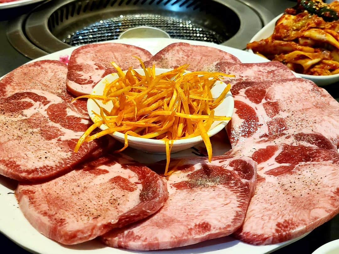 松本康太さんのインスタグラム写真 - (松本康太Instagram)「『牛タン』  大阪の大国町にある「焼肉ソウル」というお店！韓国出身のお客さんが多く集まるお店！  ここの牛タンは焼いてからハサミで切るほど大きいのです。辛ネギを巻いてレモンをしぼって食べると絶品です！　  #焼肉ソウル#大国町#牛タン#タン塩#大阪グルメ#レギュラー松本#あるある探検隊」9月11日 17時16分 - aruarutankentai.matsumoto