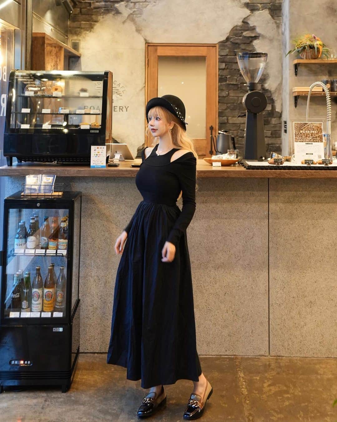 くまくまくまのインスタグラム：「・ みんな秋コーデの準備できてますか？  くまはなぜか涼しくなると、ブラックコーデにハマりがち♡  無地柄カットアウトショルダードレス @shein_japan @sheinofficial 🔍 商品ID:19753751 サイズ:M  クーポンコード：「kuma1520」  割引率：お買い上げ金額1～5,999円まではセール価格より15%OFF、6,000円以上は20%OFFが適用されるよん🐾 利用期限：〜12月末日  #SHEIN#SHEINforAll#ad#お出かけコーデ#sheinコーデ#クーポン配布中#SHEIN購入品#OOTD購入品紹介#デイリーコーデ#プチプラファッション#ファストファッション#秋コーデ#秋服コーデ#秋服コーデ#ブラックコーデ#モノトーンコーデ#ドレスコーデ#ショルダー#韓国ファッション#韓国コーデ#大人可愛いコーデ#シンプルコーデ#カジュアルコーデ#カジュアルファッション#ootdshare#ootdstyle#エレガント」