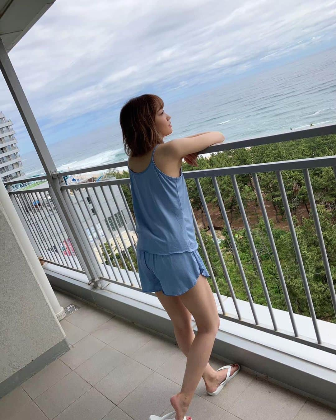 大橋彩香さんのインスタグラム写真 - (大橋彩香Instagram)「オフショット📸  #あやからしさ全開   9月13日発売😁 大橋彩香1st写真集「らしさ」  こっちも見てぇ〜(スタッフ)  #大橋彩香」9月11日 17時19分 - ayaka_ohashi