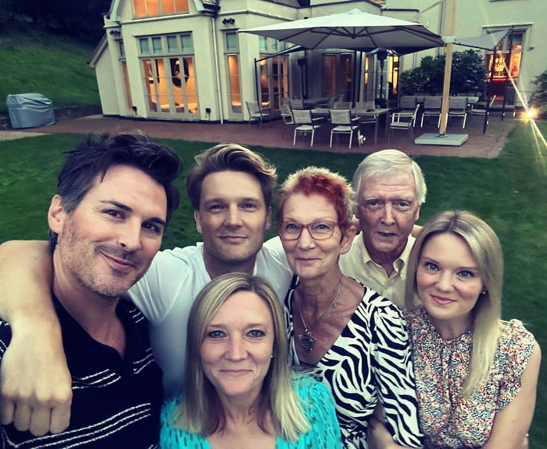 オリバー・キエラン・ジョーンズのインスタグラム：「Final post before I leave 🇬🇧 today. And, yes, it’s a repeat of my last photo from a different angle but it’s very rare we are all together, and I know it will be a memory to cherish down the line. Heart full after having some time off to see so many family and closest friends, amazing, and now back to the grind… ✈️」