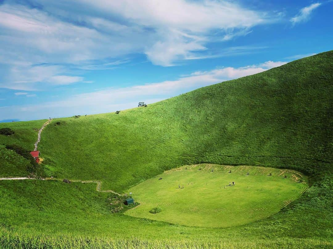 JALさんのインスタグラム写真 - (JALInstagram)「. 山頂がぽっかりと窪んでいる静岡県 #大室山 ⛰️ あの映画の世界を味わえそう…✨ #SeptemberMyWay . . Photo by @yuccco71  Post your memories with #FlyJAL  #JapanAirlines #JAL #travel #静岡 #静岡観光 #伊東市 #伊東観光 #山スタグラム #リフト #旅の記録 #青空 #絶景 #絶景スポット #日本 #日本の絶景 #国内旅行 #旅行 #日本航空」9月11日 17時30分 - japanairlines_jal