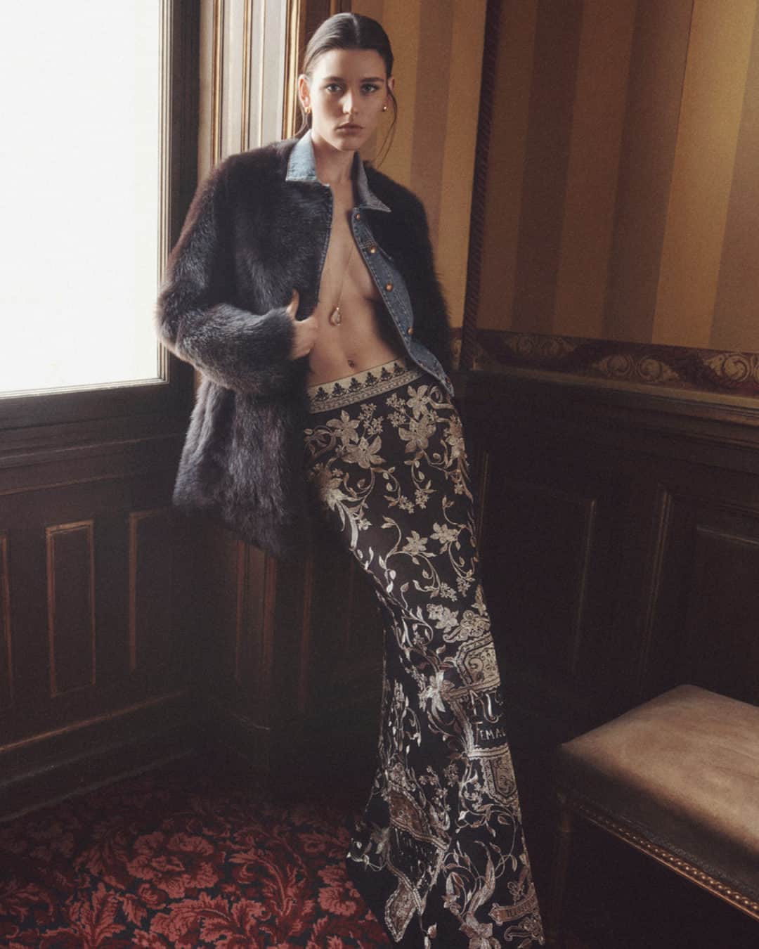 のインスタグラム：「Fall 2023: The Luminosity Shearling Jacket, Denim Fitted Jacket and Lyrical Embroidery Maxi Skirt captured in our latest Ready-to-Wear campaign. #Luminosity #ZimFall23 #zimmermann」