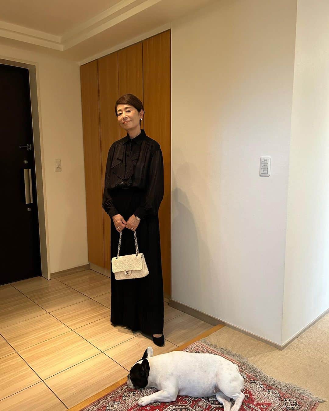 安藤優子さんのインスタグラム写真 - (安藤優子Instagram)「これから会食です。  お呼ばれいただいているので、それなりに（笑）  #タエアシダ の柔らかオーガンジーのセットアップです。  ちょっと透け感があるので、黒でも暑苦しくないかなぁと。  スカートに見えますが、実はハイウェストのワイドパンツです。  本日のお供は#chanel のバッグ。白のツイード素材なのでオールシーズン使えて重宝しています。  あえて白で少し抜け感をプラス。  リンはの心の声は「かーさんまた出かけるってよー」かと思われます（笑）  我が家のスーパーお手伝いさんとちょっとだけお留守番してもらいます。  では行ってきます！  #抜け感を大事に  #少しだけフォーマル   #フレンチブルドッグ  #安藤優子」9月11日 17時24分 - yukoando0203