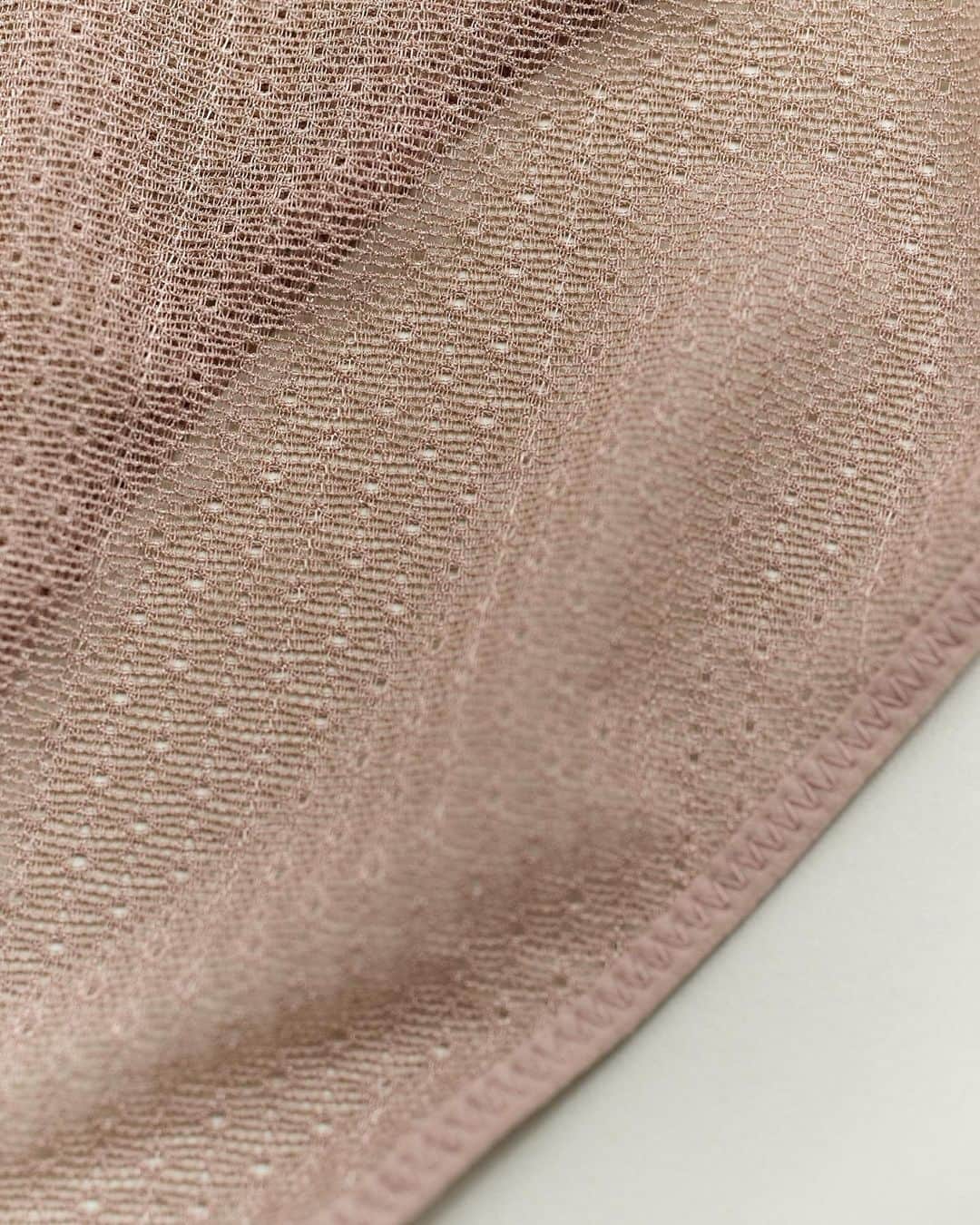 ユニクロさんのインスタグラム写真 - (ユニクロInstagram)「Mame Kurogouchi’s particular attention to detail.   Enjoy the snug comfort of a 3D knit sweater with roomy sleeves and stylish curves, worn over a warm and elegant bra sweater. Beautiful bra details include a sheer mesh pattern and stylish thin straps. Pair with shorts featuring an elegant cut.   462183 3D Knit Ribbed Bra 460531 HEATTECH Waffle Square Neck Long-Sleeve T-Shirt (Wool Blend) (Extra Warm) 462846 Mesh Bra Bodysuit 460112 Wireless Bra (Mesh) 462147 3D Knit Volume Long Sleeve Sweater   @MAMEKUROGOUCHI #mamekurogouchi #uniqlomamekurogouchi #UNIQLO #LifeWear   *The launch date and availability differ among regions.」9月11日 17時24分 - uniqlo