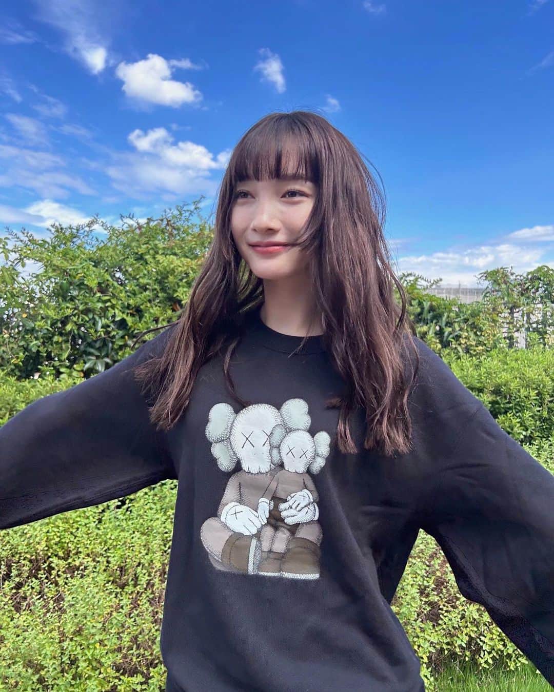 新野尾七奈のインスタグラム：「👕 @kaws  @uniqlo_jp」
