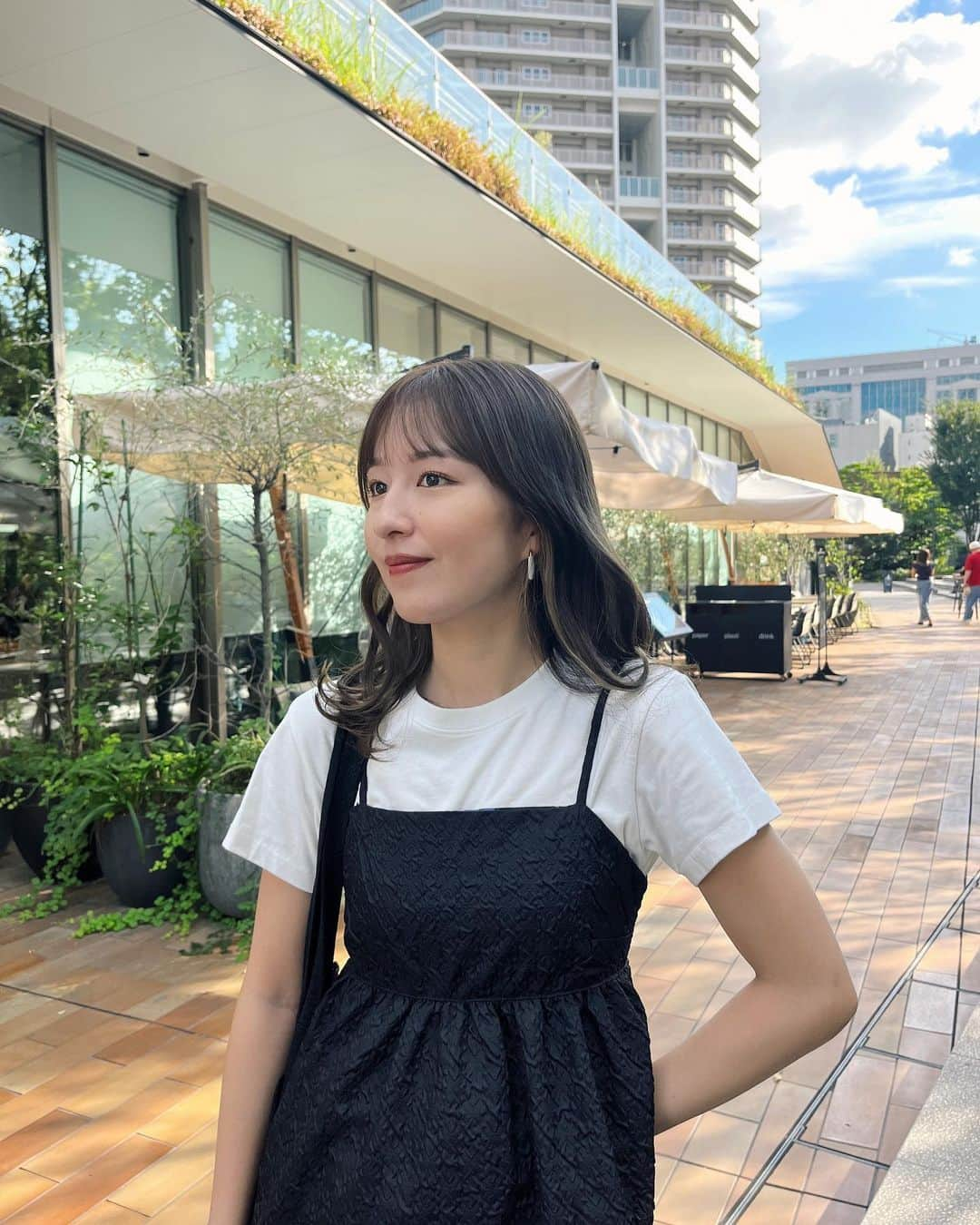 市野莉子のインスタグラム：「インナーカラーいれた✌🏻 ヘアアレンジするの楽しくなるなあ @kengo____24 くんカラー🩶  tops @piyoriy_official pants @sly_official   #ヘアカラー#インナーカラー#髪色#ファッション#ootd#fashion#오오티디」