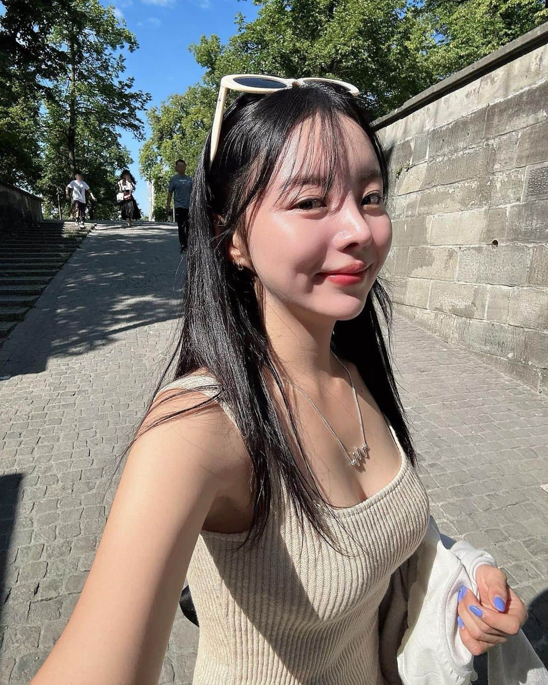 MeJiwooのインスタグラム：「부모님 그리고 남편과 함께한 첫 해외여행✈️  바쁜 일정으로 먼저 한국으로 돌아간 남편과 바톤터치한 우리 주임님과 함께 꽉 채운 6일간의 스위스🇨🇭🎵  사진들 볼때마다 기억들이 새록새록,  정말 즐거웠고 행복했다🫧 내년엔 우리 어디갈까~~? 고민하며.. 이제 진짜진짜 유럽사진 끗! 🫶🏻 30개의 피드 징글징글하네ㅋㅋㅋㅋㅋ  정신없었지만 영상도 기록해두었으니 이번주부터 유튭으로도 만나보아요🙋🏻‍♀️」