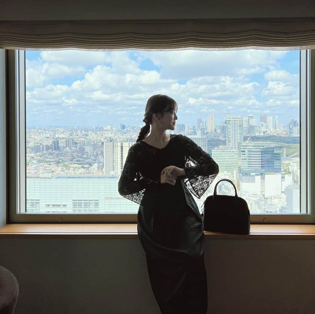 金光みり愛のインスタグラム：「Thank you for the beautiful room💕 at @ceruleantower_tokyu_hotel 🕊️  ワンピースについて質問も多かったけど @priveve_priveve の新作です🌸💞 詳細公開お楽しみに💐」