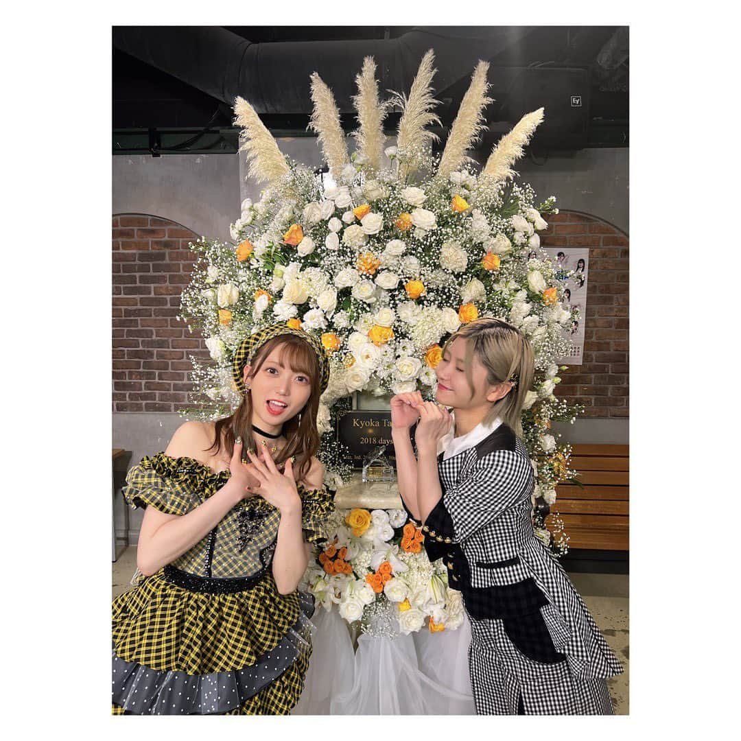 大竹ひとみさんのインスタグラム写真 - (大竹ひとみInstagram)「🤍🤍🤍 . .  きょんちゃん 卒業おめでとう☺️  ドレスもスタンドフラワーも全部似合ってて素敵！  卒業公演呼んでくれてありがとうね😌🫶🏻  . . .  #多田京加卒業公演  #サムネイル公演   #akb48  #劇場公演  #卒業おめでとう  #💐」9月11日 21時00分 - iamhitomi_48