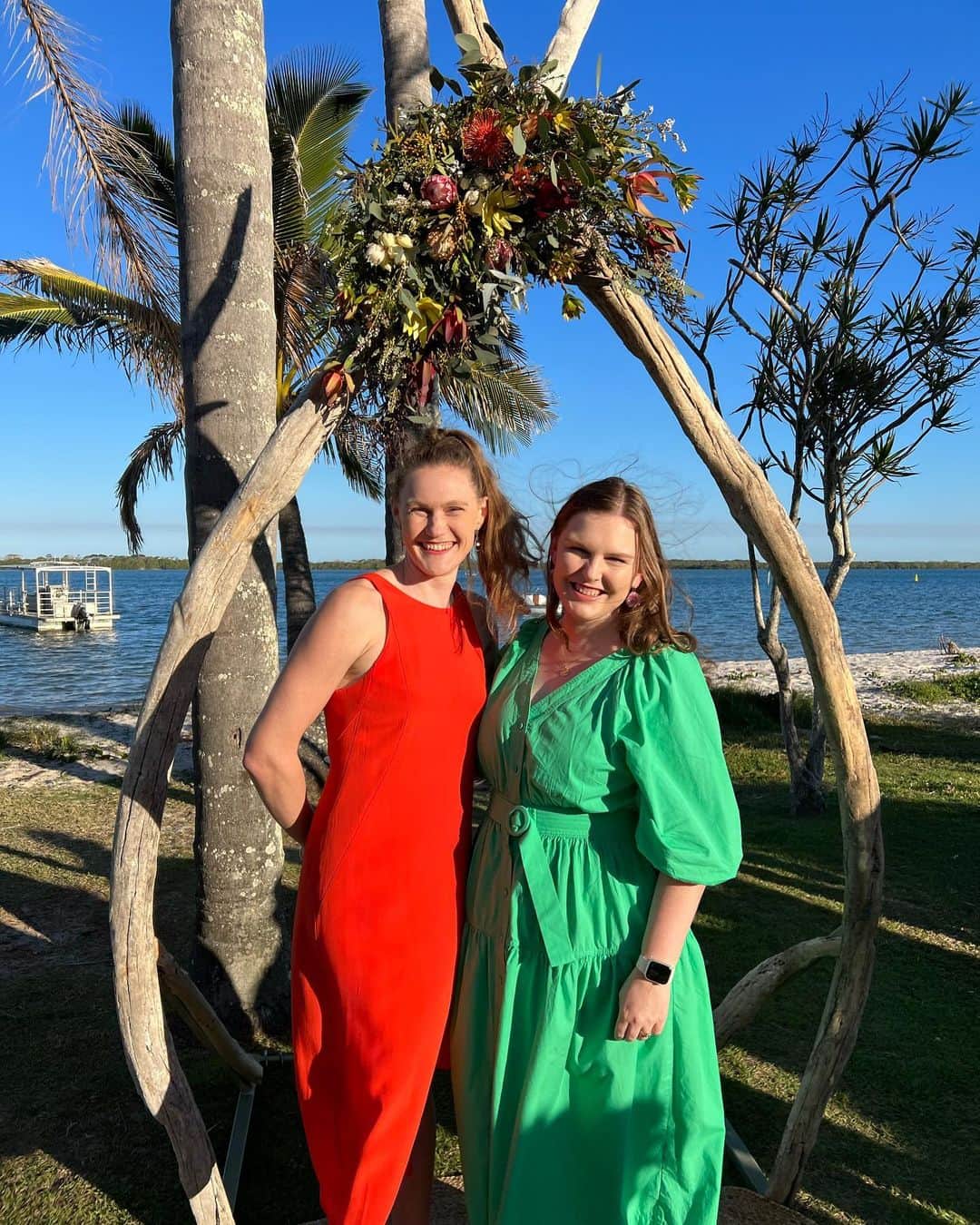 ケイトリン・サージェント・ジョーンズのインスタグラム：「Beautiful wedding with a side of physio 10 year reunion 🩵🩵」