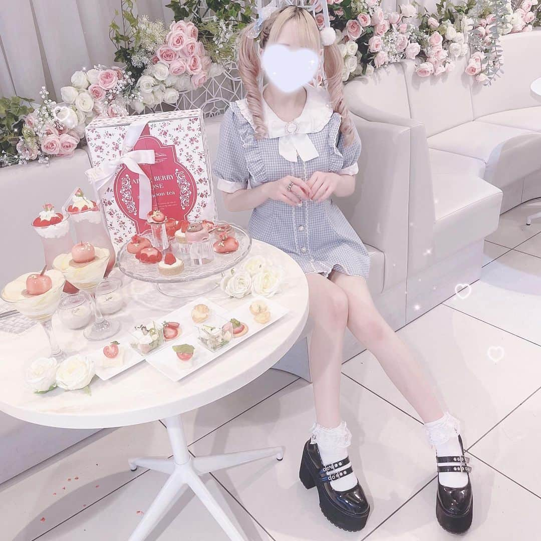 さきまるちゃんさんのインスタグラム写真 - (さきまるちゃんInstagram)「moska(@moska_by_gingergarden)の新作アフタヌーンティー🌹 🍎  全部が美味しすぎて食べる度にびっくりしてた😂  赤がめちゃくちゃ映えたしボリューム満点で大満足でした🌹‎🤍  期間‪‪❤︎‬9/1~11/15  #アフタヌーンティー #表参道カフェ  #moskabygingergarden」9月11日 17時34分 - sakimaru_chan