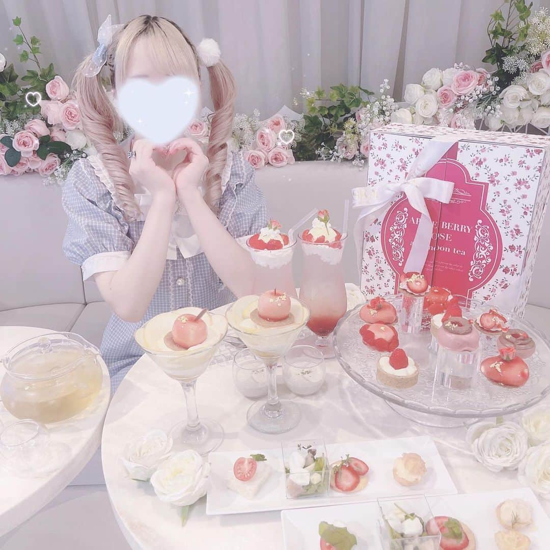 さきまるちゃんのインスタグラム：「moska(@moska_by_gingergarden)の新作アフタヌーンティー🌹 🍎  全部が美味しすぎて食べる度にびっくりしてた😂  赤がめちゃくちゃ映えたしボリューム満点で大満足でした🌹‎🤍  期間‪‪❤︎‬9/1~11/15  #アフタヌーンティー #表参道カフェ  #moskabygingergarden」