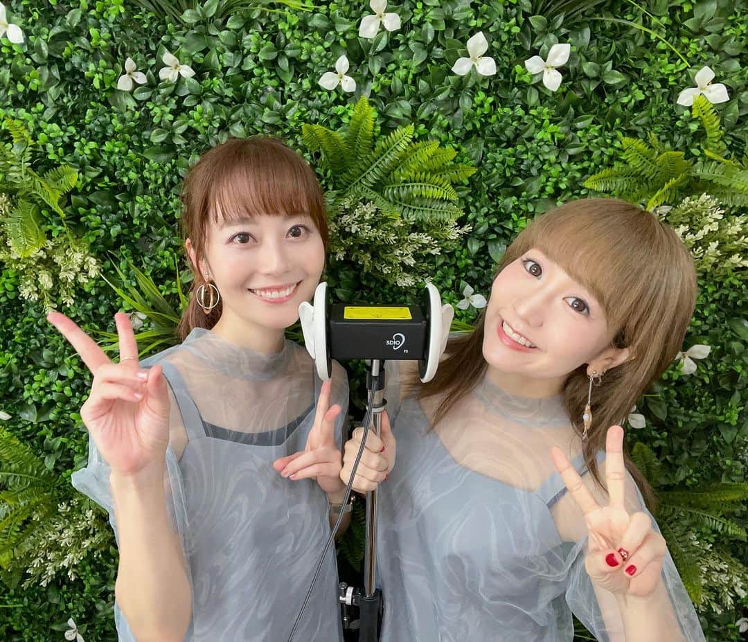 のインスタグラム：「YouTube「RYTHEMのハモり便」撮影✨  準備中はビルボードライブの話で大盛り上がり🎶 みんなのツイートや感想は全て読んでいるので よく2人でみんなから届いた感想で盛り上がってます。 お手紙や贈り物もスタッフから受け取りました。 いつもありがとう💕  まだまだ興奮冷めやらぬYUIYUKAでした🕊️🕊️✨✨  #RYTHEM」