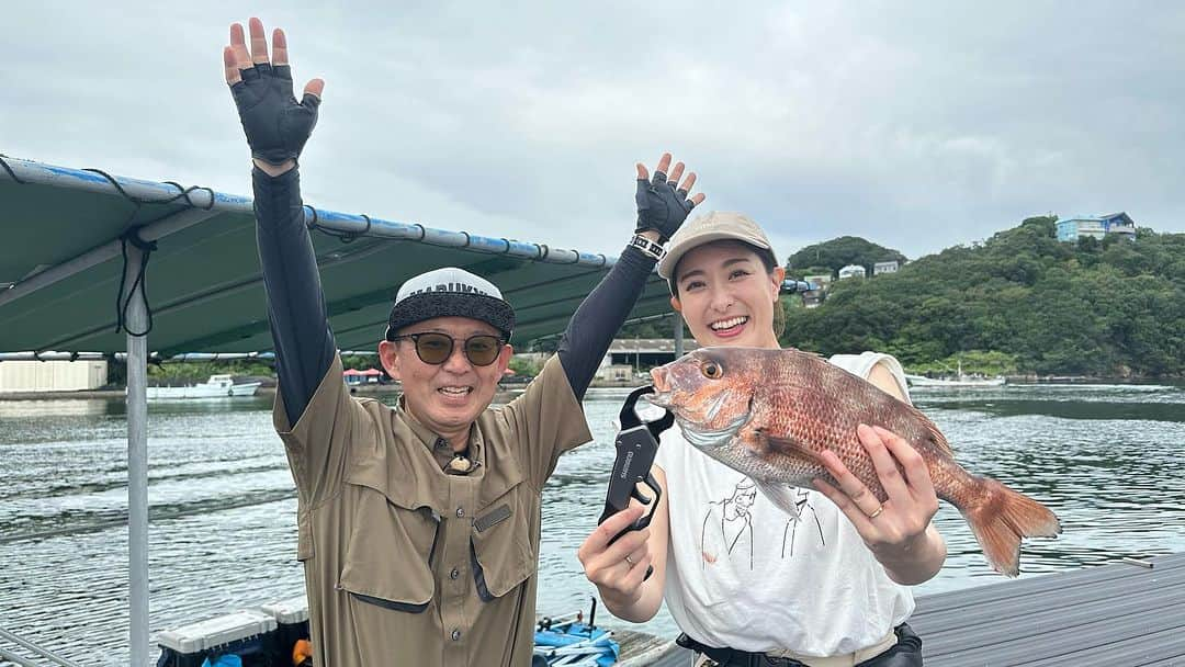 高橋麻美のインスタグラム：「． ． 最高の締めでロケを終えられましたー！😆  “海釣りギャラリー” 放送をお楽しみに🤭  #釣り#釣りビジョン#北条公哉#和歌山 #南紀白浜#カタタの釣堀#鯛#かんぱち#しまあじ#ブリ #fishing#🎣#釣り堀」