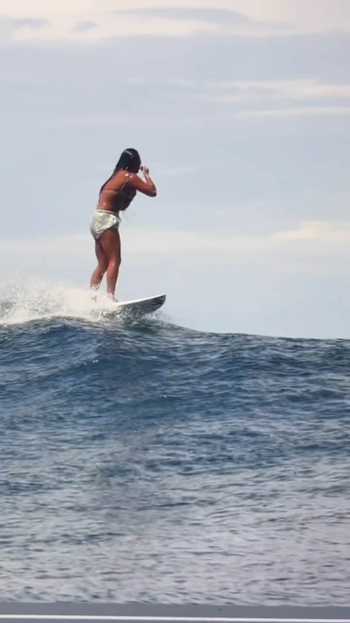 前田マヒナのインスタグラム：「We love a good barreling left 🫡🤍  @naoyakimoto  @namidensetsu  @rvcajapan @gshockwomen_jp @gshockwomen @creaturesofleisure_japan @futuresfinsjp @maneuverline.surfjp @sexwaxofficial」