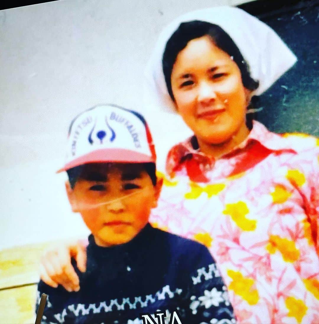 マッコイ斉藤のインスタグラム：「うちのおふくろと2s写真が出てきました。小学校3年かな俺 #小3で近鉄 #眉毛書いてる」