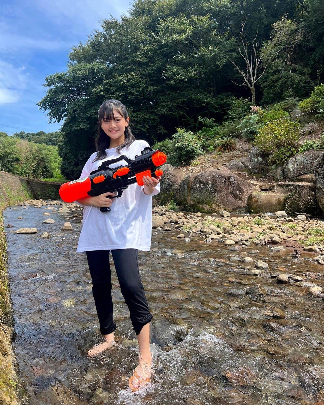 伊與田綾音のインスタグラム：「この水鉄砲確か7メートルくらい飛ばせるらしいよ！！😳 全然水無くならないし楽しい📣(ˊᗜˋ*)و⚑" しかも片方だけサンダル履いてないのみなさんお気づきでしょうか…🤥笑 この時私は気づいていませんでした！！！🤣」