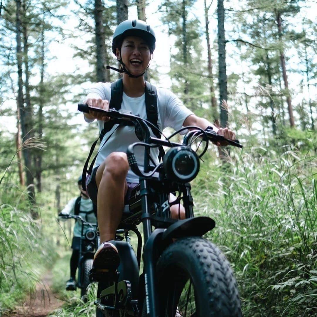 のインスタグラム：「Eバイクでサイクリング🏍️ オフロードはスリルもあってすっごく楽しかった🤩✨ @fuji_gateway のまわりは緑豊かで、自然と遊べるアクティビティがたくさん！ 途中Eバイクを置いて森の中を散策したりして🧭 都会にいるとすぐ疲れちゃうから、たまにはこういう遊びをしないとね🌱🌱 心からのびのびとできてしあわせな時間を過ごせました🌲🌲🌲 載せたい写真がいっぱいあったからたくさん投稿しちゃった😙🙏 @underthetreeclub @amuse_adventure」