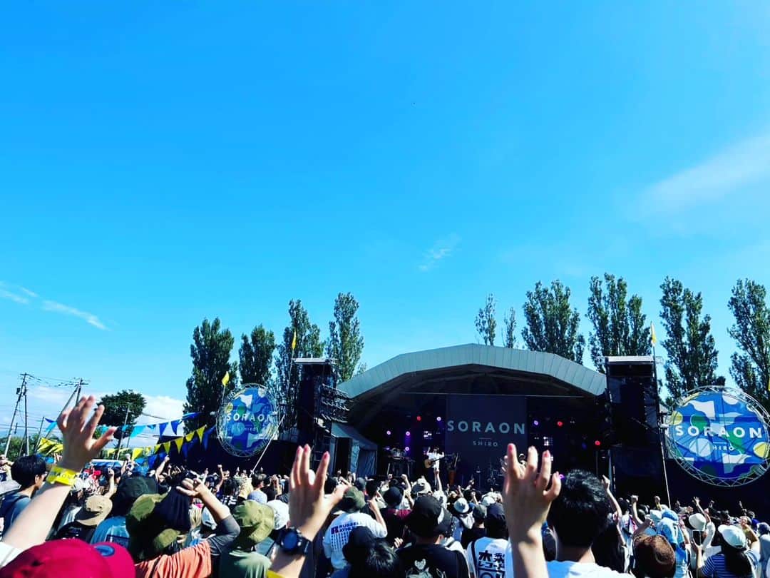 横山祐介のインスタグラム：「📸2023.9.10🥁 2年ぶりの北海道にてSORAON2023 ありがとうございましたーー！  いろんなタオルがブンブン回って、 wacciタオルもたくさん見えて、 すごく楽しい時間でした。 ドラム台もよく揺れた（笑  『大丈夫』は新十津川中、砂川中の吹奏楽部とコラボでお届けしました。 みんな素敵な笑顔と演奏ありがとう！  次は時間を開けずにまたすぐに北海道来られますように。  <Set List> M1. インク M2. 別の人の彼女になったよ M3. 恋だろ M4. フレンズ M5. 最上級 M6. 大丈夫 with 新十津川中、砂川中合同吹奏楽バンドのみんな  ストレイテナーのライブも客席からしっかり楽しませてもらえて 夏の終わり（とは思えないくらいに暑かったけど。。。）の素敵な思い出が増えました。  #wacci #SORAON #gretschdrums  #meinlcymbals  #promarksticks  #evansdrumheads  #drums #drummer #drumlife  #drumuniversity #drumstagram」