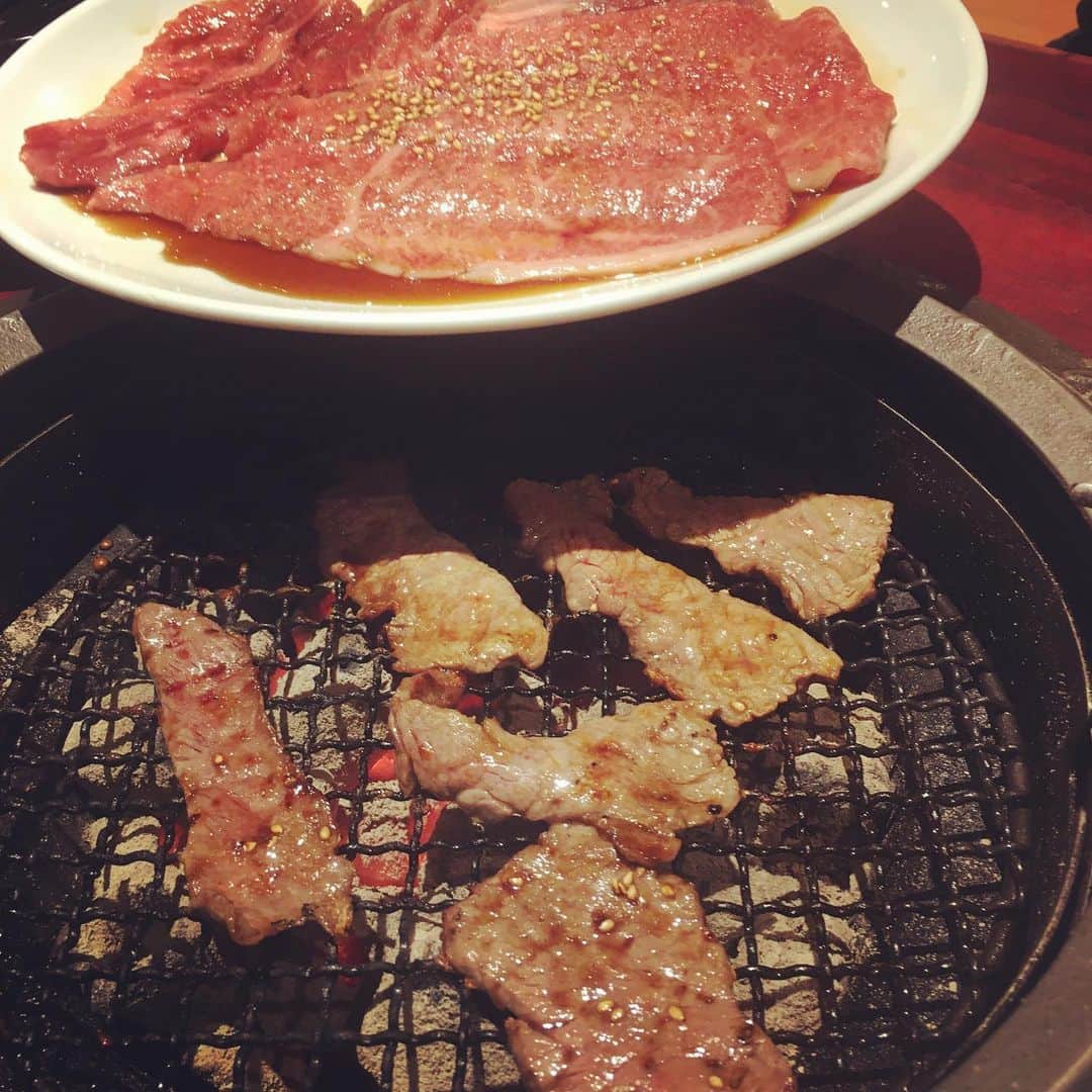 のインスタグラム：「「 #スープカレーbilli 」さんに、美味すぎる焼肉 in 浅草を教えていただきました。「 #本とさや 」さん。少し前に食べたんですが、おかげさまで夏バテ知らずの疲れ知らず。ここ数年で一番の猛暑を、ここ数年で一番元気に過ごしています。食べるって大事！皆さんもちゃんと食べてちゃんと寝て、今年のバカみたいな暑さを乗り切りましょう！」