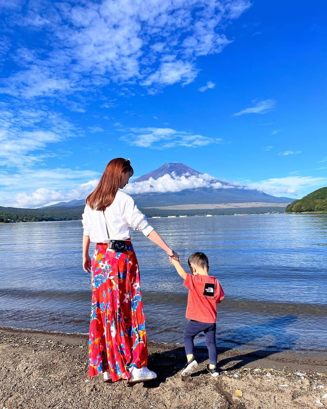 大寺かおりのインスタグラム：「山中湖に来てます🗻 去年の同じ時期に来た時はハイハイしかできなくて 湖畔ではずっと抱っこだったけど 今年は一緒に歩いてお散歩できて嬉しい💛 . 1秒たりとも湖畔でのんびりはできないけど、 朝晩涼しい(というか肌寒い)からか 夜、良く寝てくれるので助かってます😴 . #山中湖 #1y8m #男の子ママ #富士山 #mtfuji #🗻」