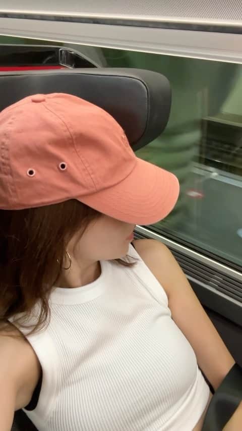 のインスタグラム：「PARIS >> Bordeaux 🚝 パリ　モンパルナス駅→ボルドー　saint jean駅へ移動  TVG新幹線 チケットは携帯からQRコードを見せて乗車し 2時間半(1駅)乗るとボルドーへ到着！  キレイな車内にUSBもついていて 快適でした✨  よく見るとアレレ！？  進行方向と席が反対向きが苦手な人は予約する時に気をつけてネ♪  #parisfrance #bordeaux #パリ旅行 #ボルドー #ボルドー旅行 #ヨーロッパ旅行 #フランス旅行記」