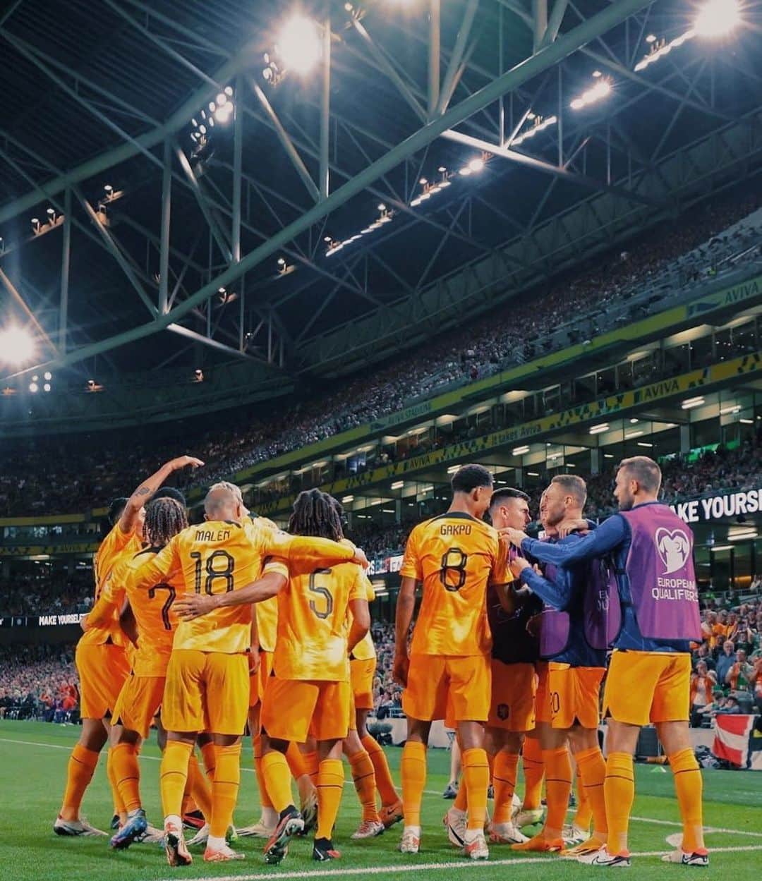 ナタン・アケのインスタグラム：「One step closer, proud of the team 🦁🧡」